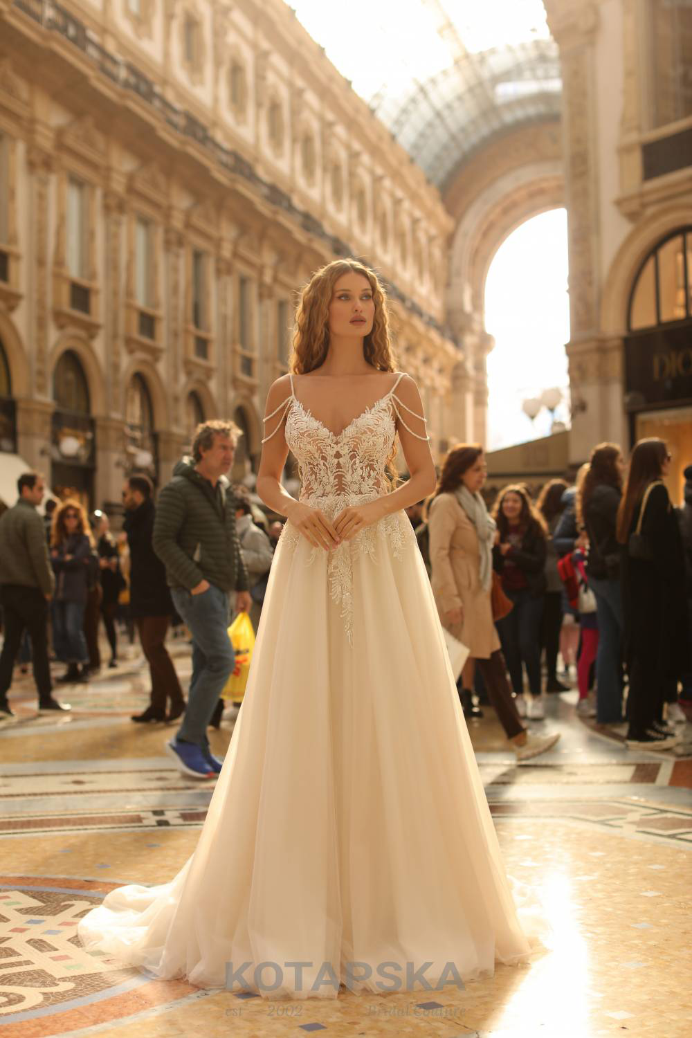 Braut in einem traumhaften Designer-Hochzeitskleid mit transparenter Corsage, wunderschön verziert