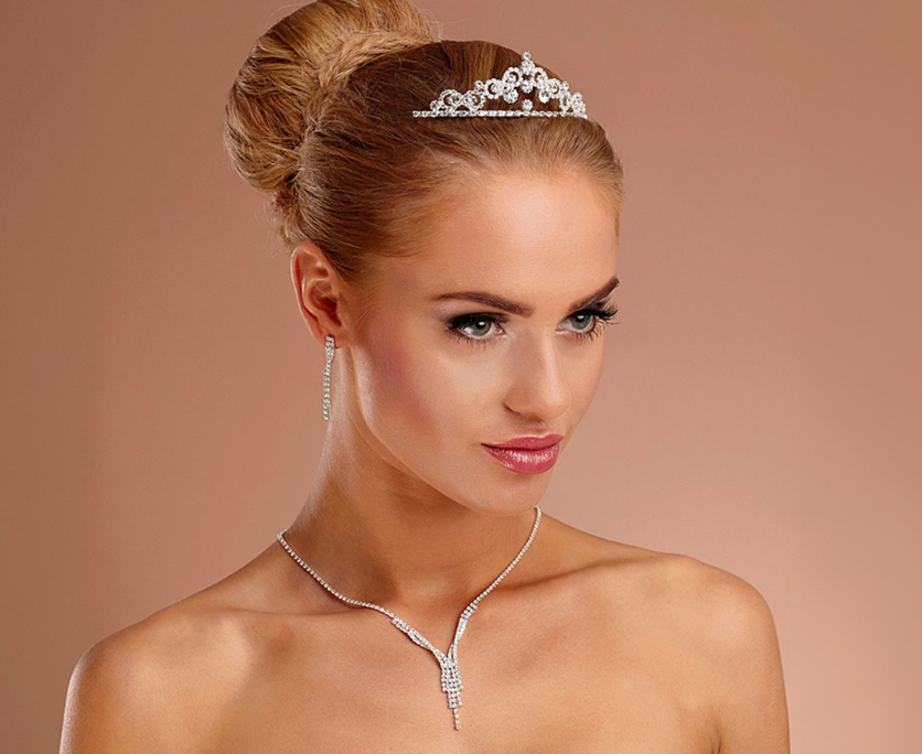 Schmuck bestehend aus Halskette, Ohrringen und Diadem passend zu Festtagsmode Eine Frau trägt silbernem Schmuck bestehend aus Halskette, Ohrringen und Diadem