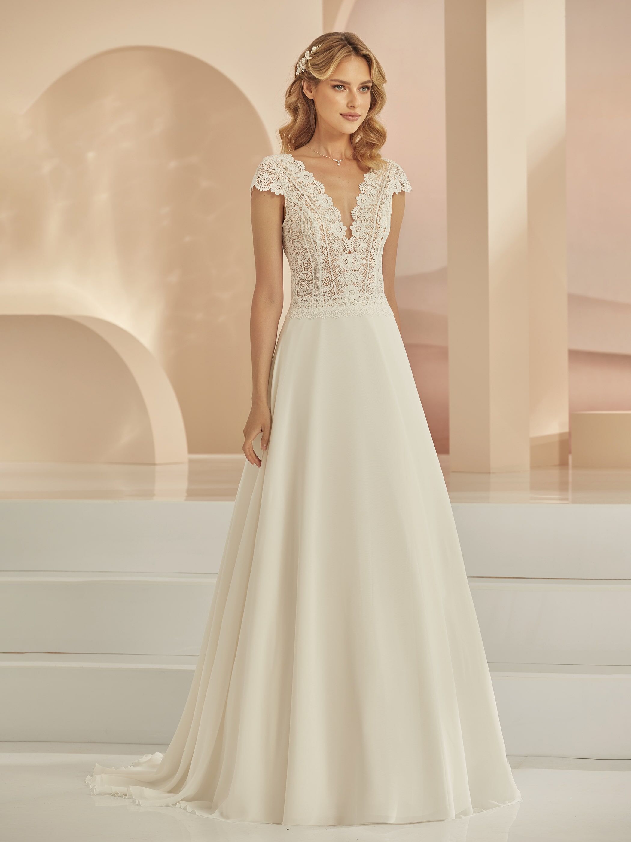 Dieses-Bild-zeigt-Hochzeitskleid-Haven-von-Bianco-Evento-erh-ltlich-bei-Samyra-Fashion-Z-rich_1 Hochzeitskleid Haven (elfenbeinfarben)