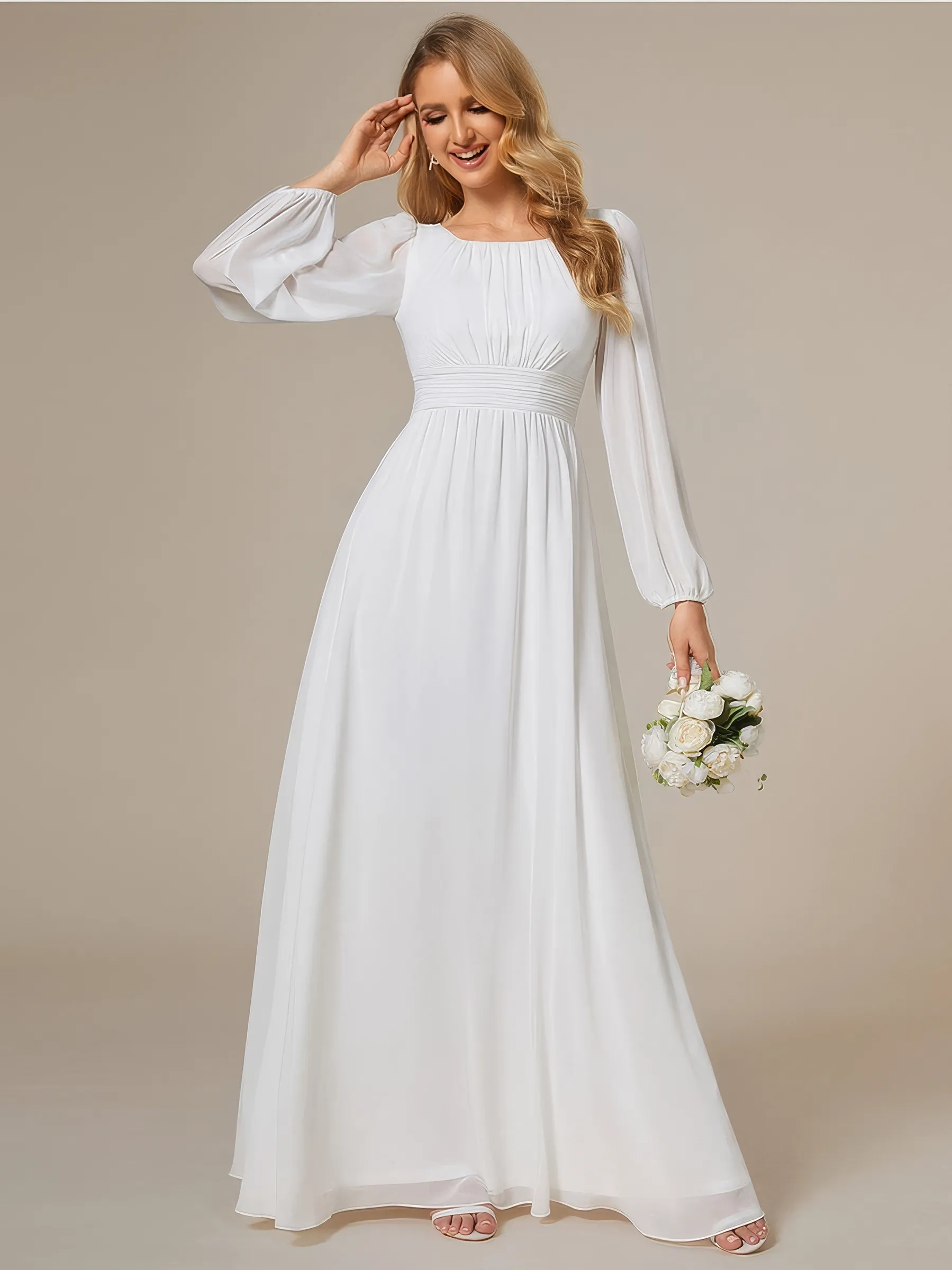 Bodenlanges Standesamtkleid in Off-White aus fliessendem Chiffon mit weiten Bischofärmeln und hochgeschlossenem, gerafftem Oberteil.