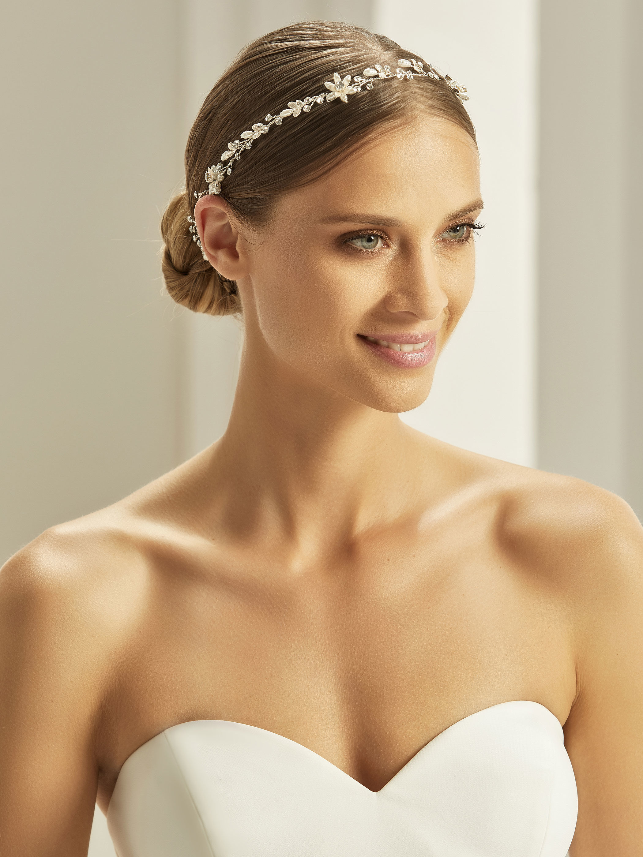 Dieses-Bild-zeigt-Haarschmuck-2904-von-Bianco-Evento Zierlicher Haarschmuck