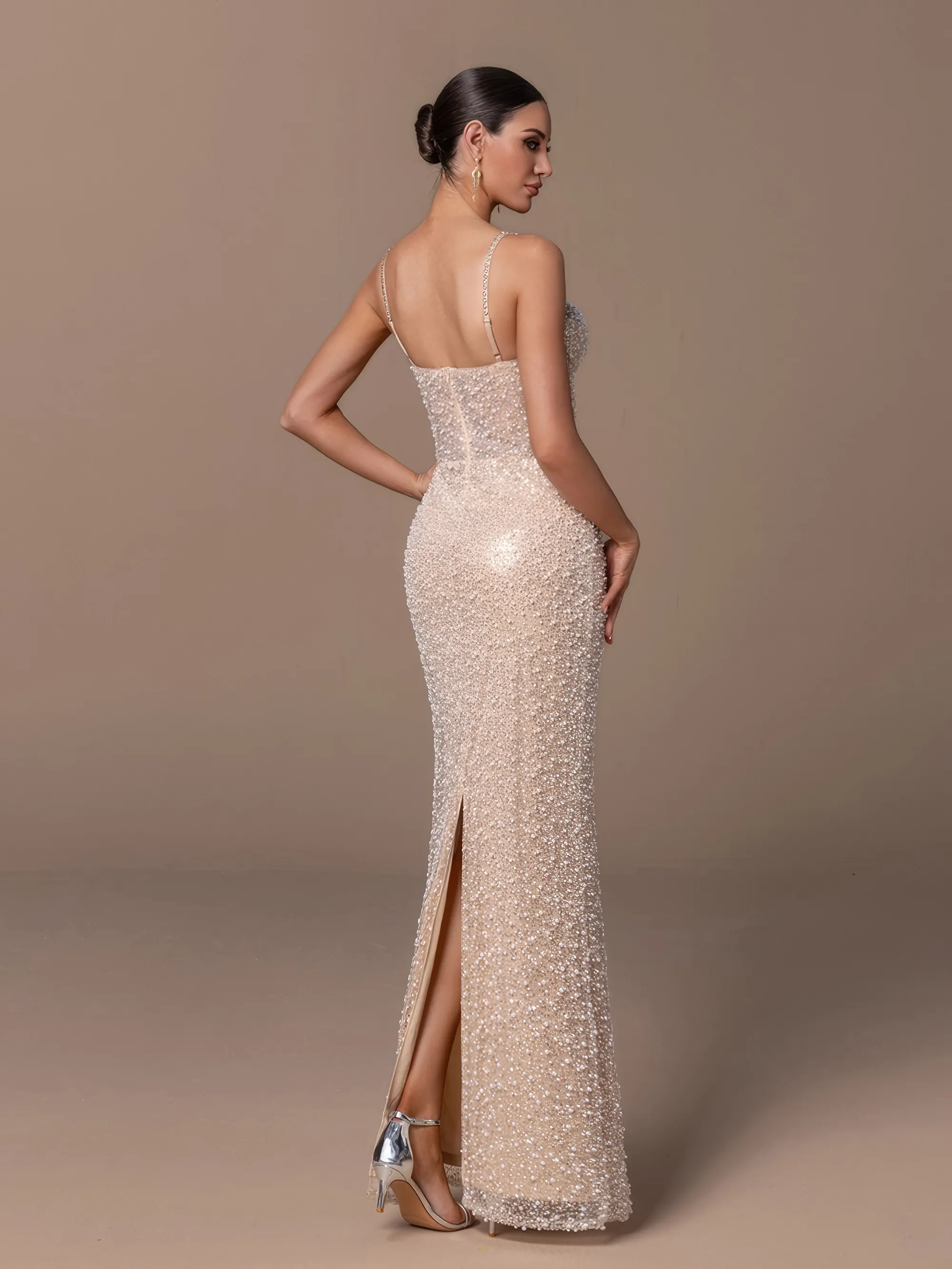 Frau in einem Abendkleid champagnerfarben verziert mit Pailletten und Kunstperlen, Rückenansicht