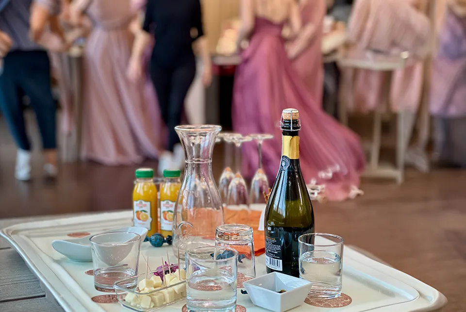 Eine Auswahl von Getränken und Häppchen anlässlich eines Brautjungfern-Apéros