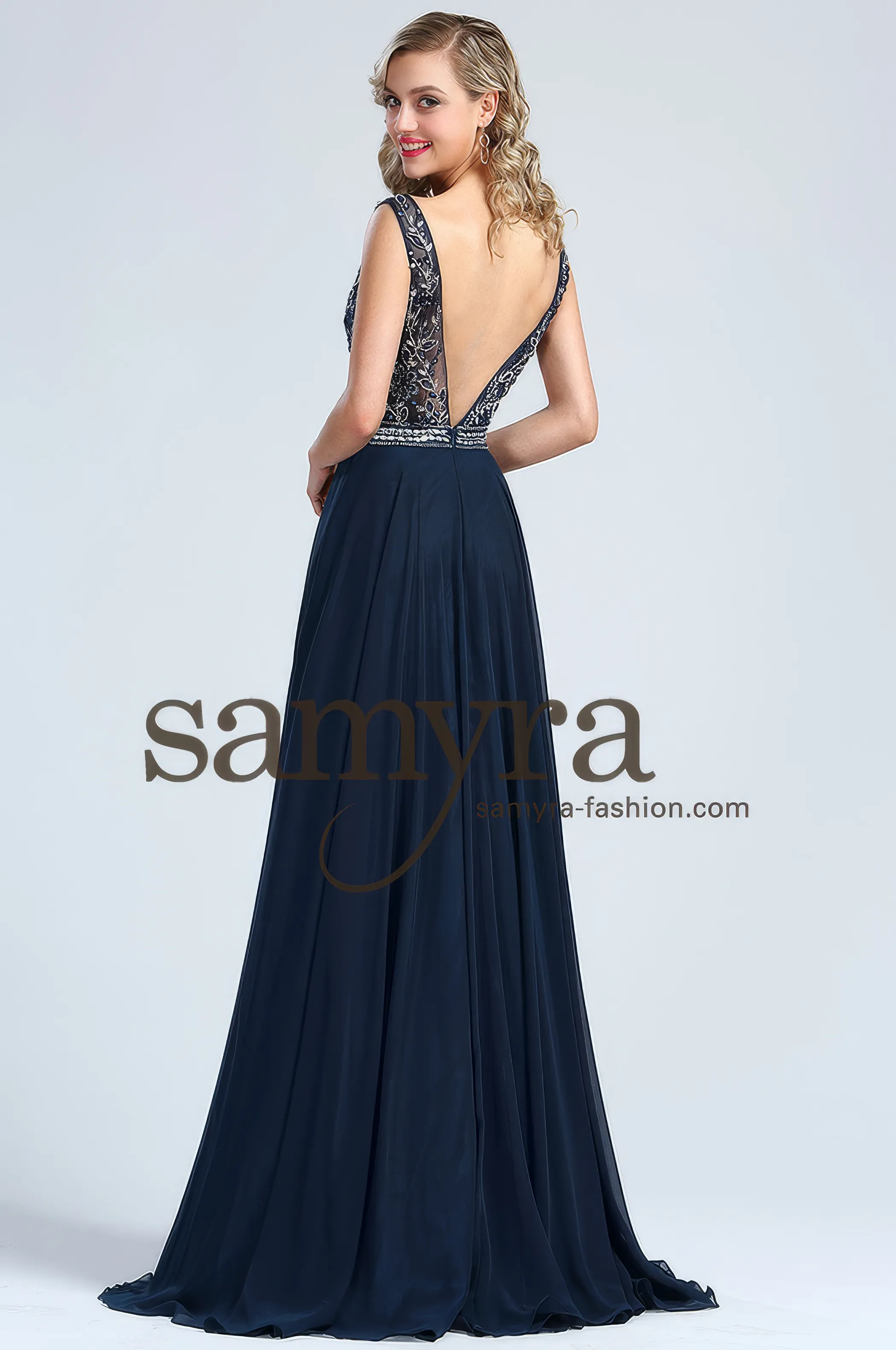 Frau in einem festlichen Abendkleid hochgeschossen mit Strass, Rückenansicht