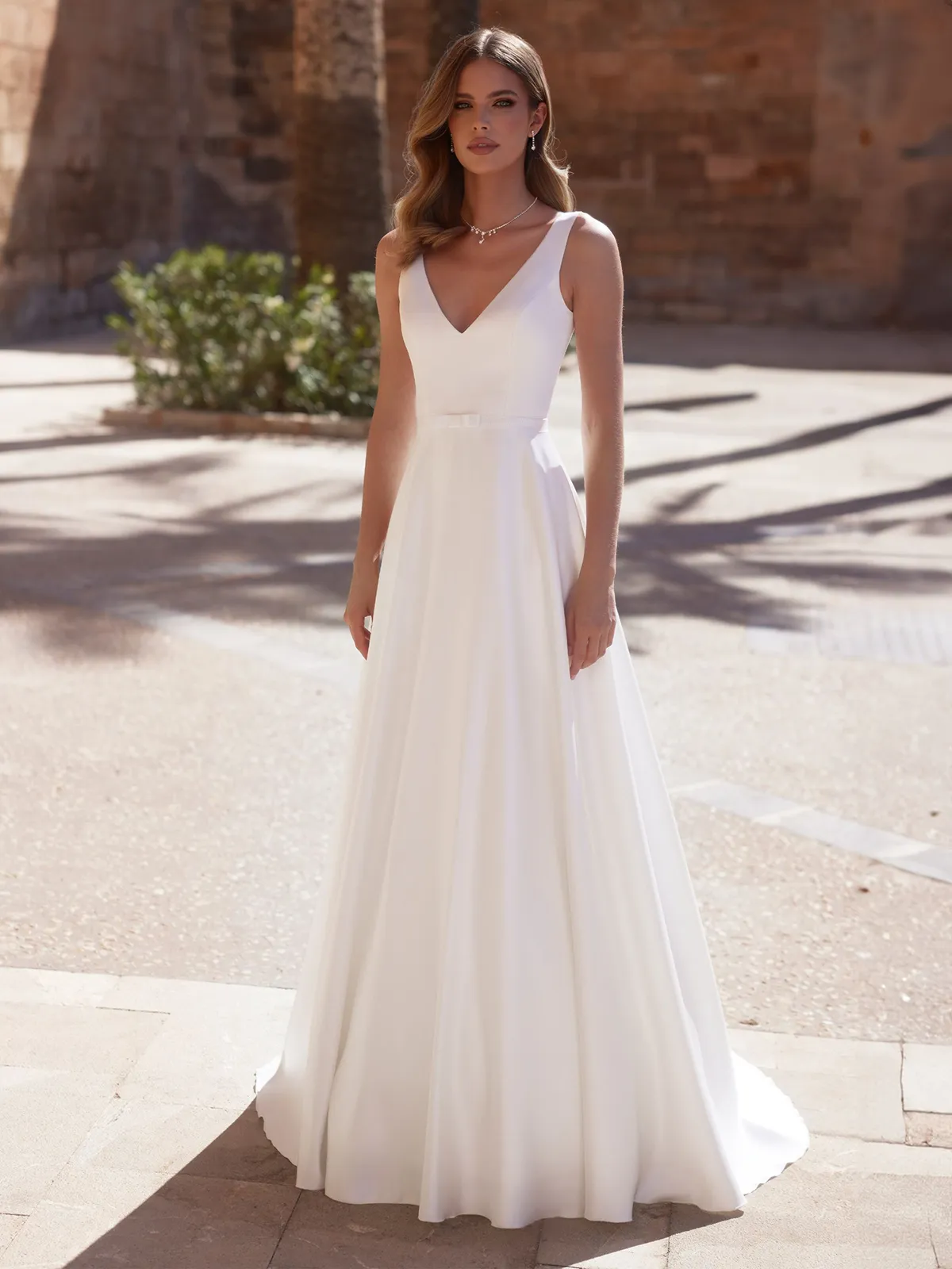 Klassisches A-Linie Brautkleid aus hochwertigem Mikado Frau in einem A-Linie Hochzeitskleid aus hochwertigem Mikado, Vorderansicht
