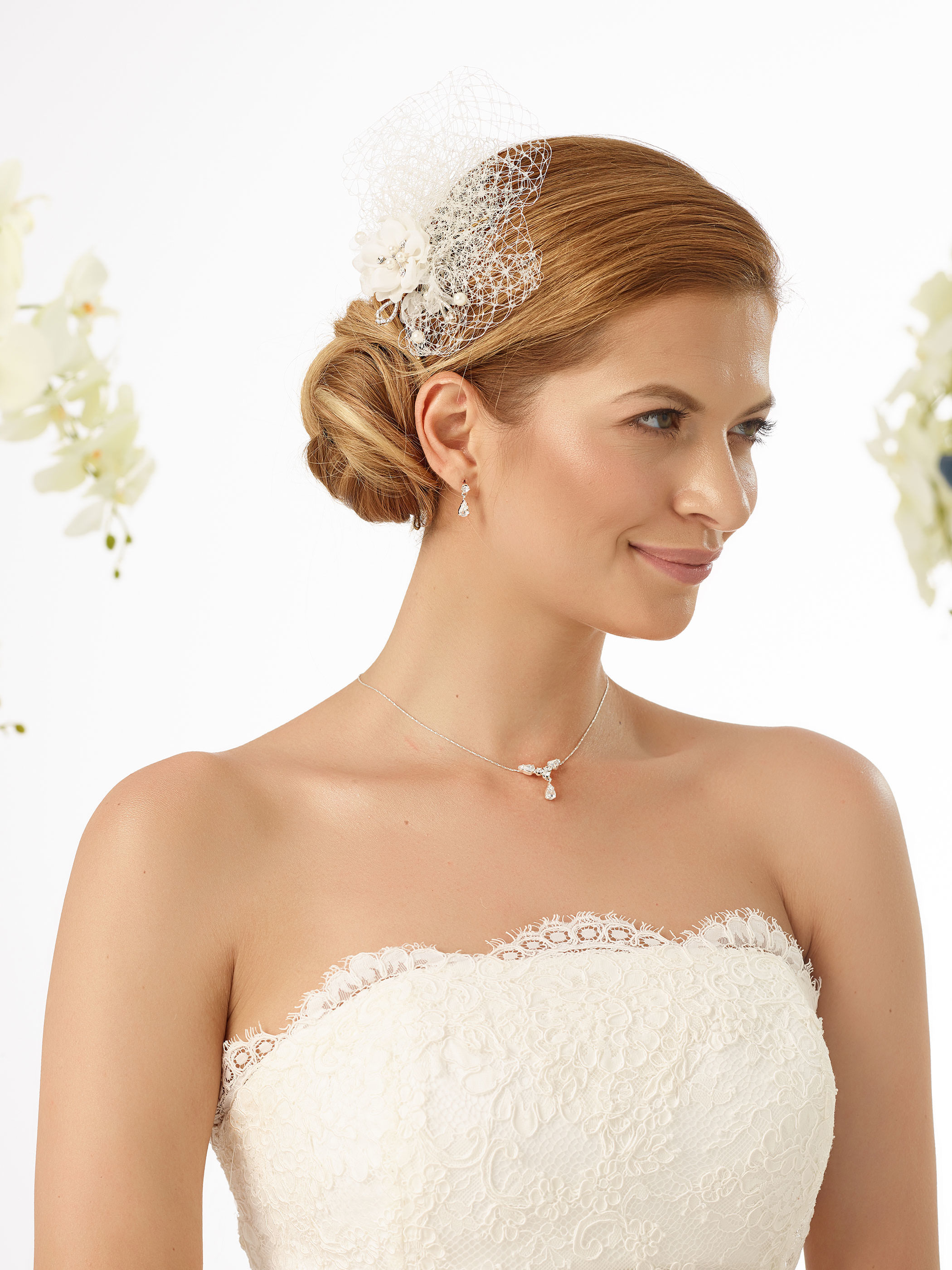 Dieses-Bild-zeigt-Haarschmuck-2462-von-Bianco-Evento Haarschmuck aus Gittertüll (elfenbeinfarben)