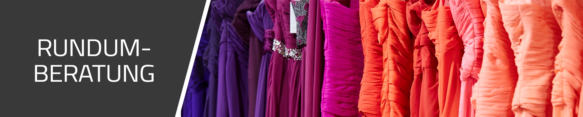 Zur Rundum-Beratung Abendkleider in diversen Farben an der Stange