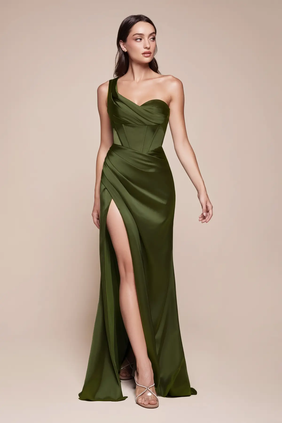 Satin-Abendkleid One-Shoulder mit Beinschlitz in der Farbe Olive-Grün Frau in einem Satin-Abendkleid One-Shoulder mit Beinschlitz in der Farbe Olive-Grün