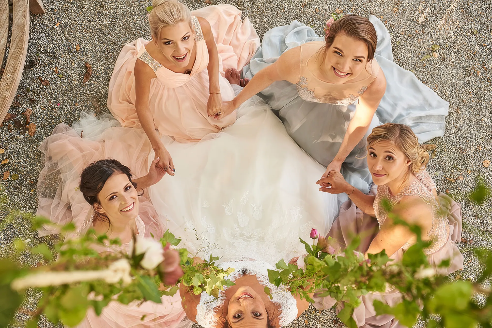 Eine Braut mit vier Brautjungfern im Kreis