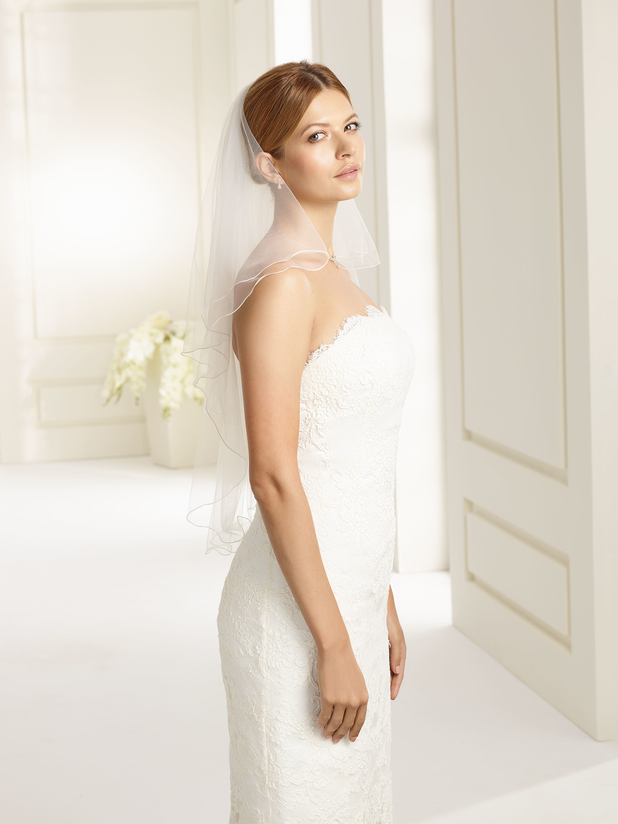 Dieses-Bild-zeigt-Schleier-S70-von-Bianco-Evento Schlichter, zweistufiger Brautschleier
