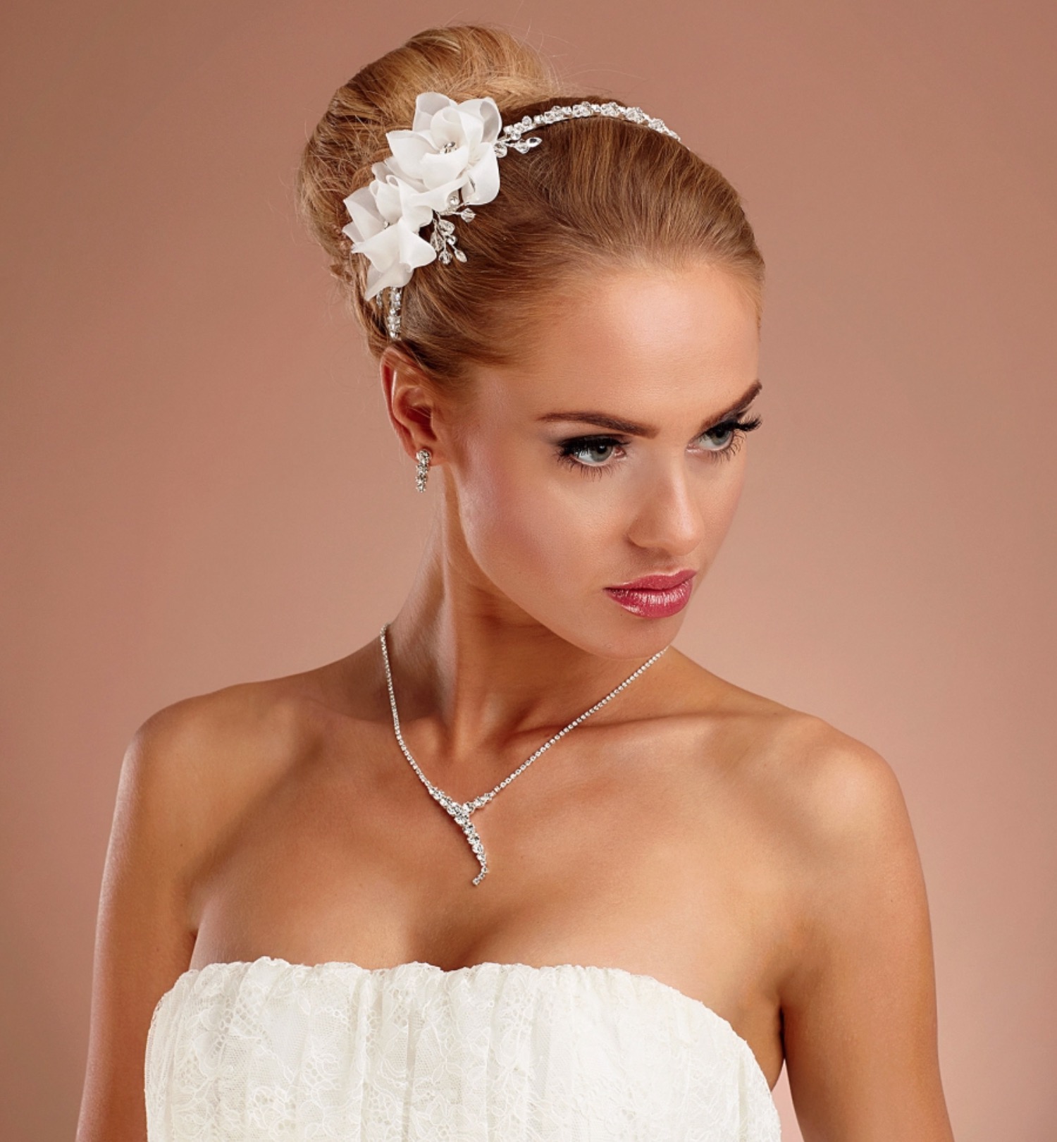 Dieses-Bild-zeigt-Haarreif-S-035-von-Samyra-FashionYsoPOeK0DML9m Haarreif mit Stoffblumen und Perlen