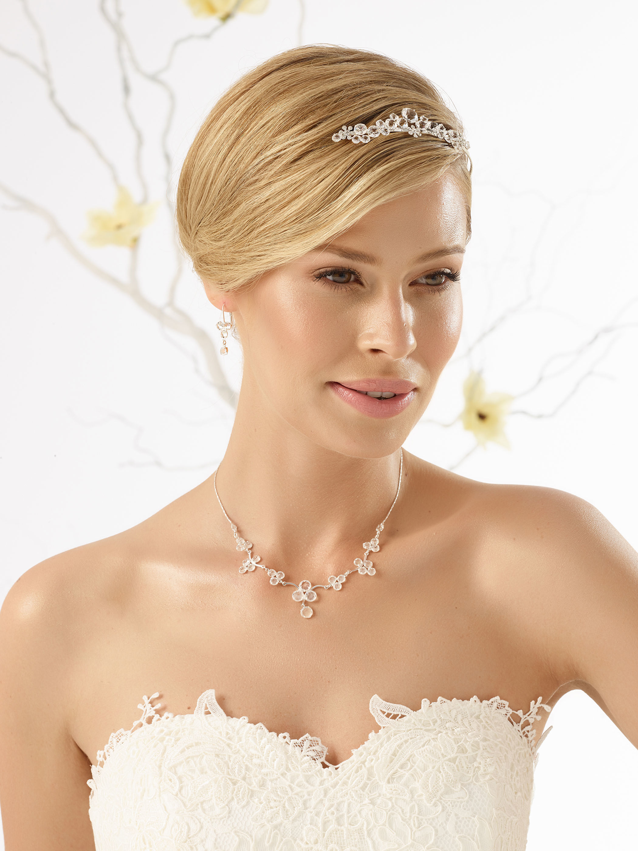 Dieses-Bild-zeigt-Schmuckset-N12-von-Bianco-Evento Das raffinierte Schmuckset