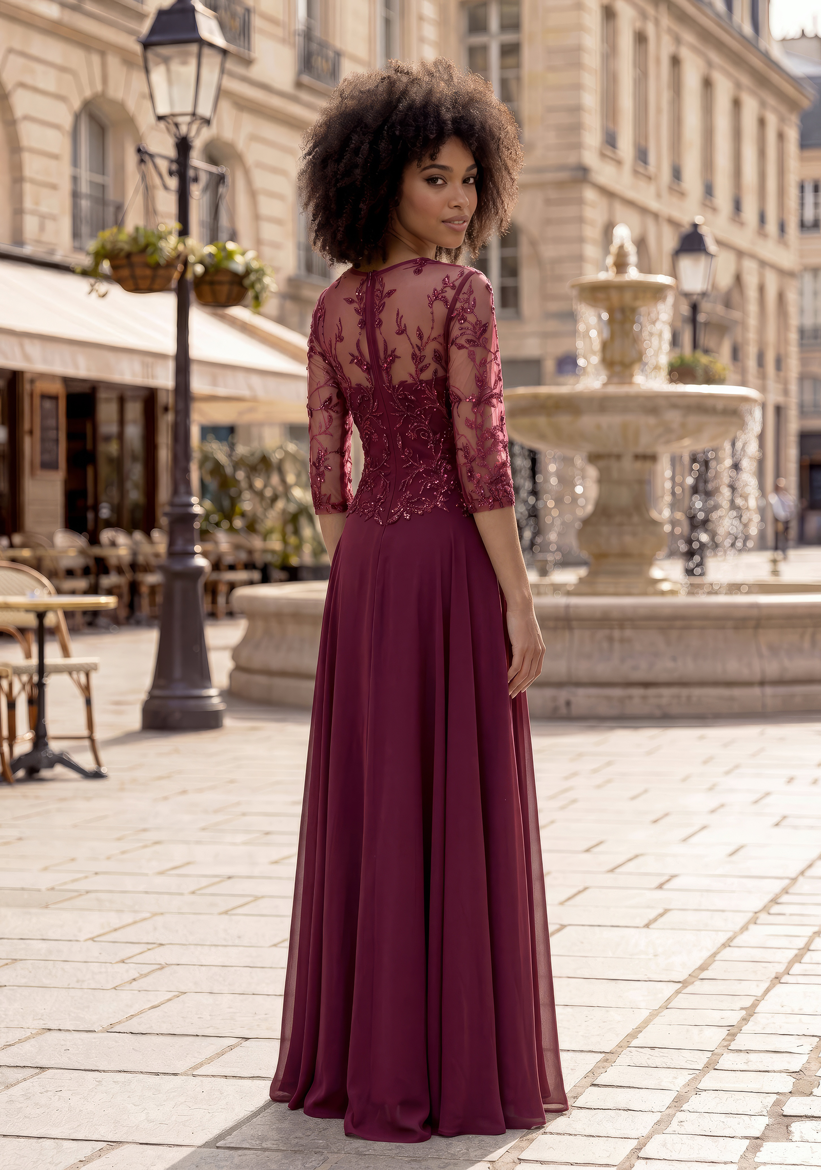 Rückenansicht des Abendkleids in Cabernet Red mit halbtransparentem Spitzeneinsatz und feinem Perlendekor.