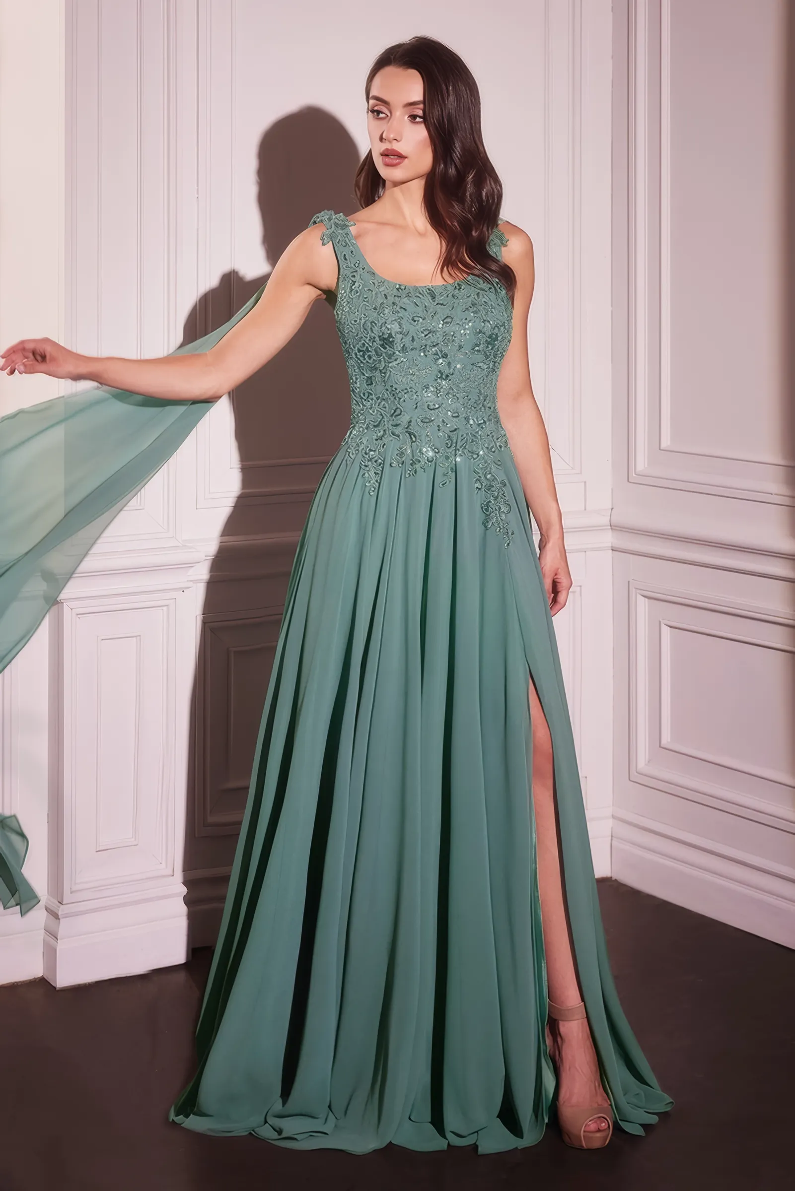 Rückansicht des Abendkleids in Dunkelsalbei – drapierter Wasserfallrücken mit fliessender Chiffon-Schärpe und seitlichem Beinschlitz im A-Linien-Rock aus Chiffon.