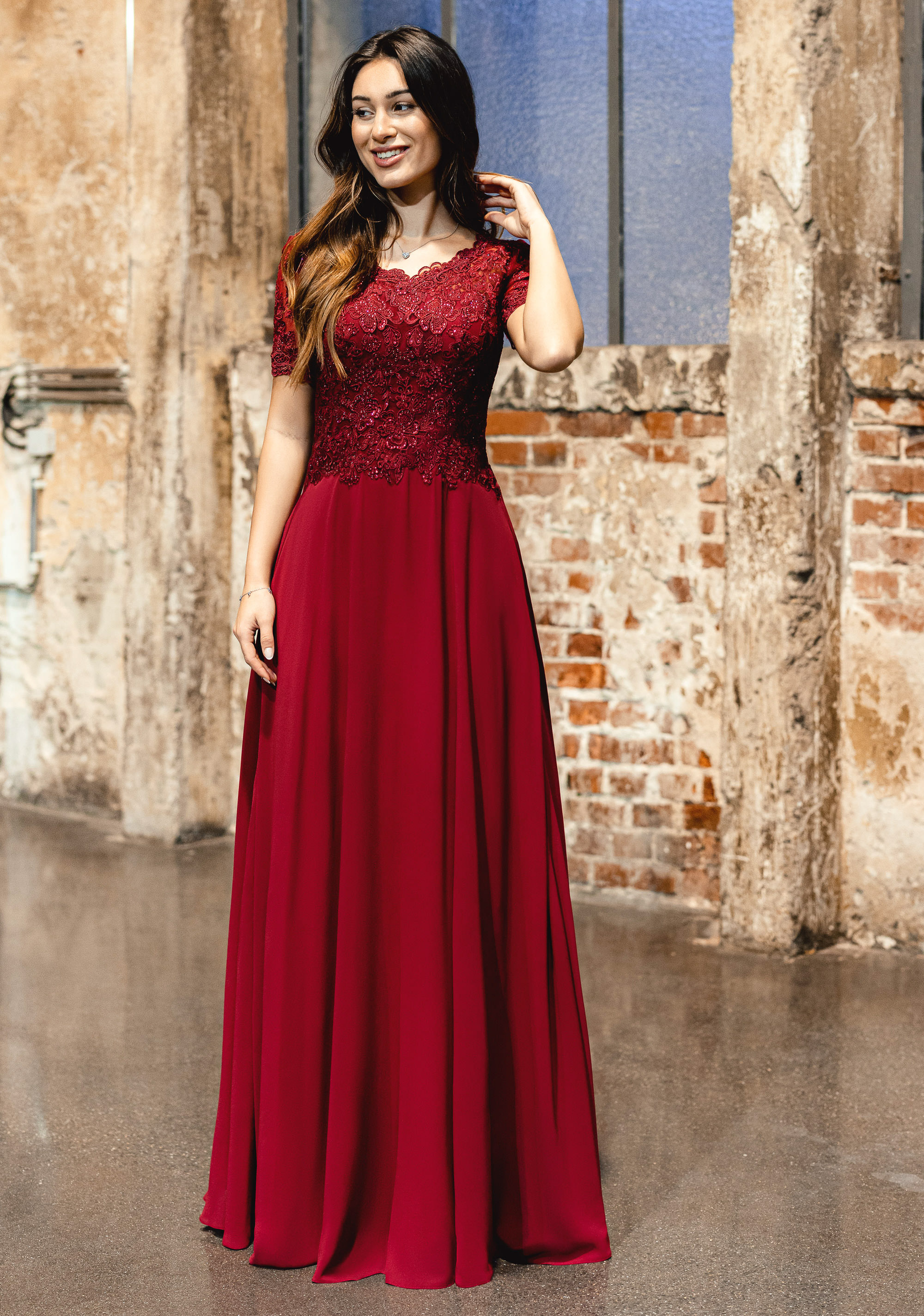 Chiffon-Abendkleid bordeaux mit kurzen Ärmel und fliessendem Rock Abendkleid Calina (bordeaux)