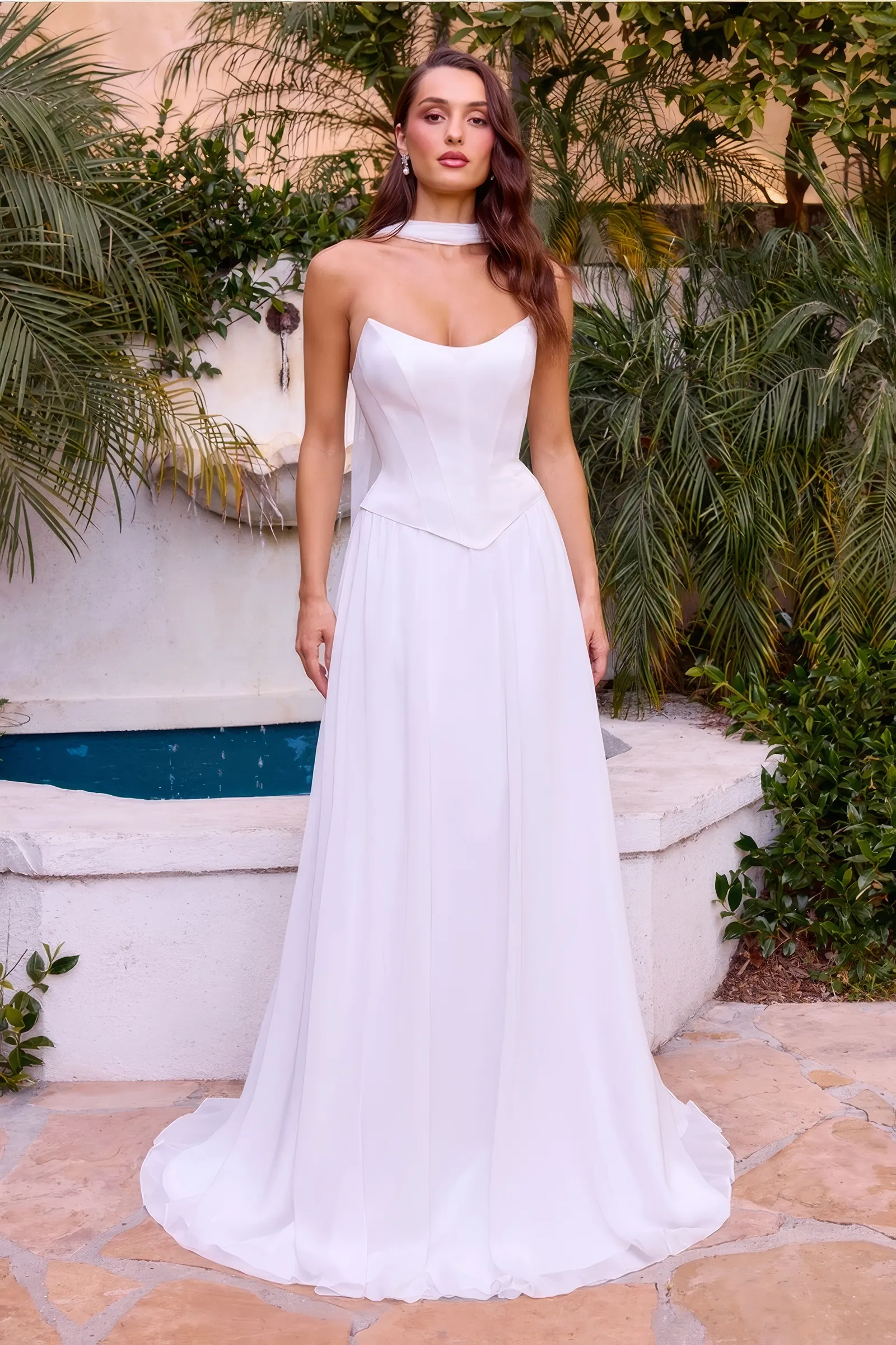Trägerloses Standesamtkleid von Ladivine in Off-White mit geformtem Korsettoberteil, transparentem Chiffonschal am Hals und fliessendem A-Linien-Rock.