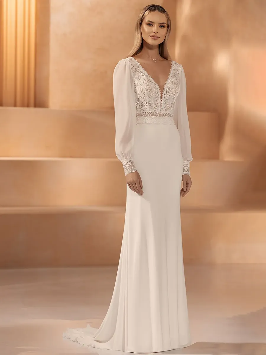 Braut in zweiteiligem Mix & Match Brautoutfit: Spitzen-Top mit tiefen V-Ausschnitt und langen Chiffon-Ärmeln mit Spitzenmanschetten kombiniert mit schlichtem Crêpe-Rock – Mix & Match Brautmode Zürich