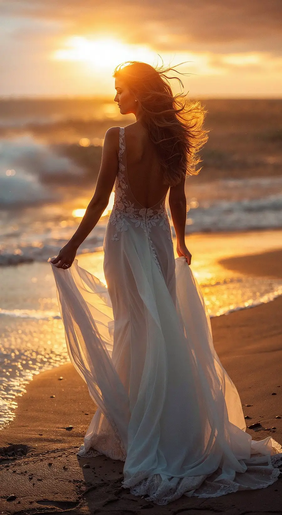 Braut alleine am Strand in der Abendsonne