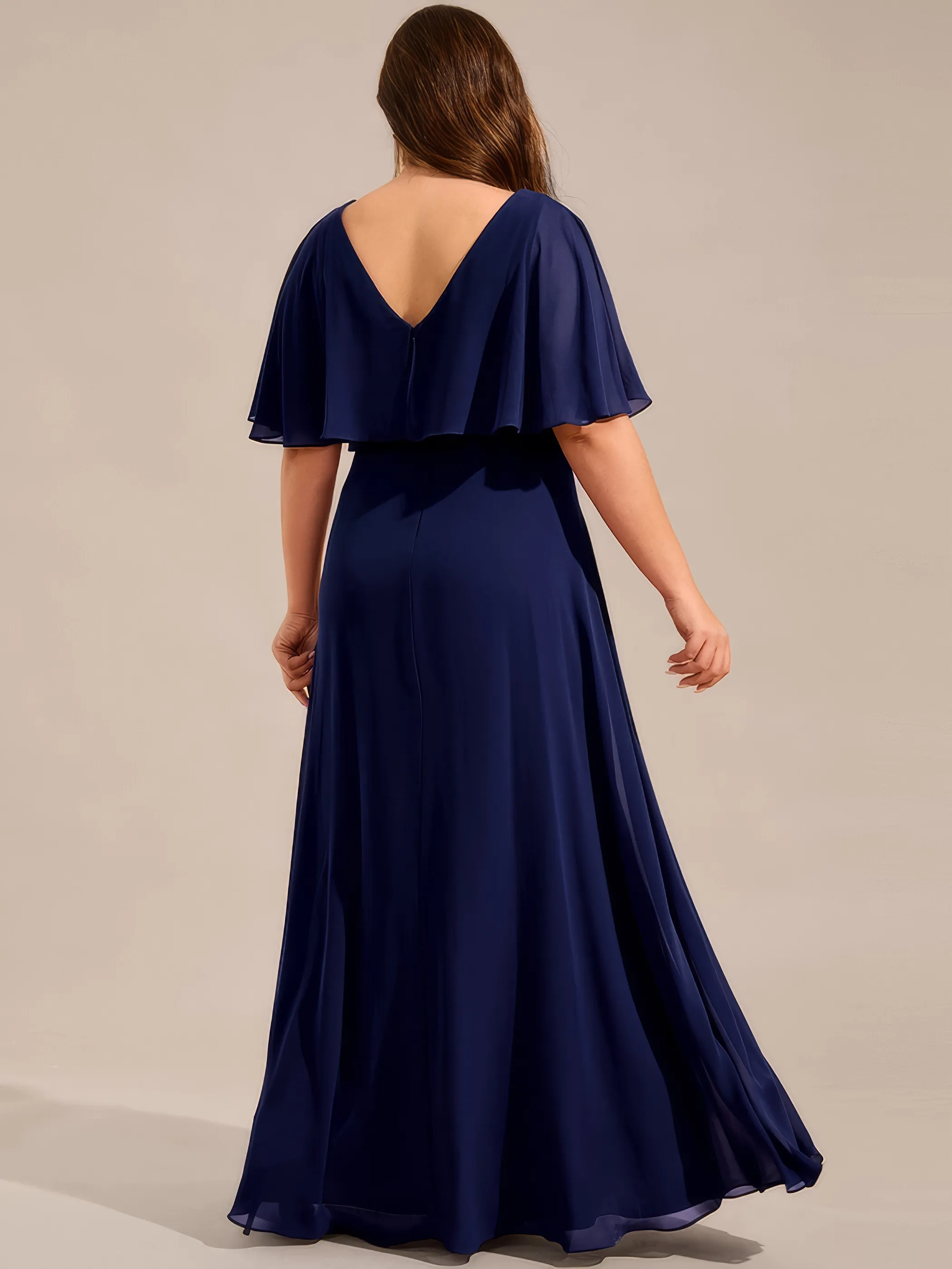 Frau in einem Chiffon-Maxikleid für grosse Grössen in der Farbe Navy-Blau, Rückenansicht