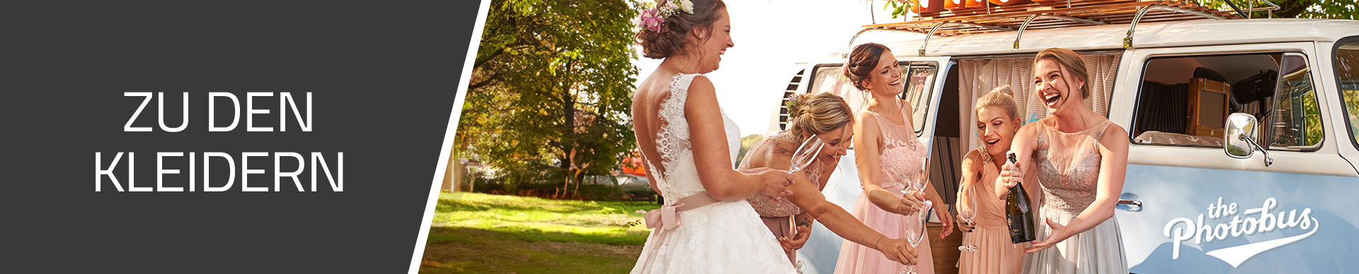 Zu den Brautjungfernkleidern Braut mit ihren 4 Brautjungfern am Spass haben