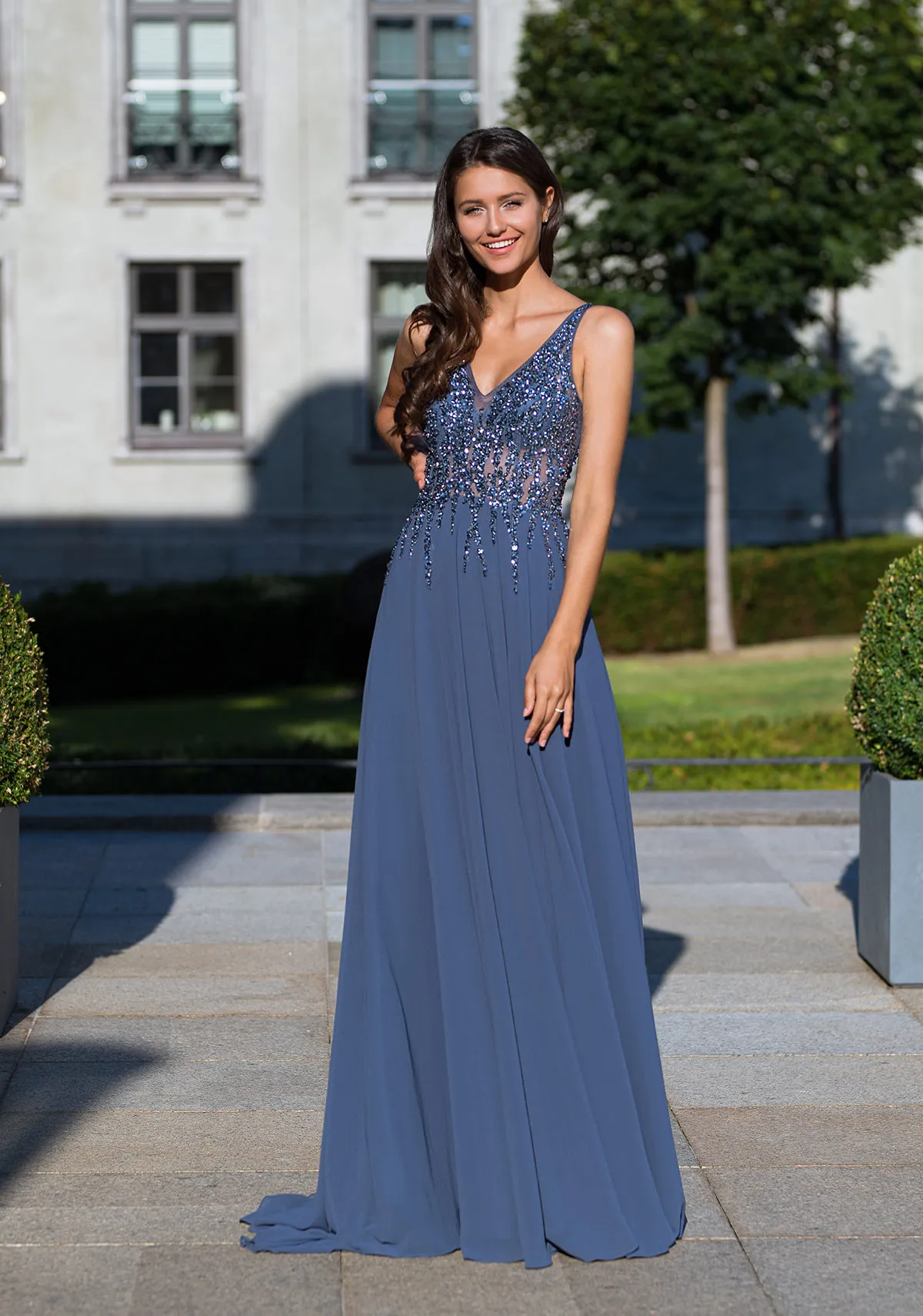 Abendkleid Kacy aus Chiffon und mit Pailletten-Oberteil in der Farbe Vintage-Indigo Frau in einem Abendkleid aus Chiffon und mit Pailletten-Oberteil in der Farbe Vintage-Indigo, Vorderansicht
