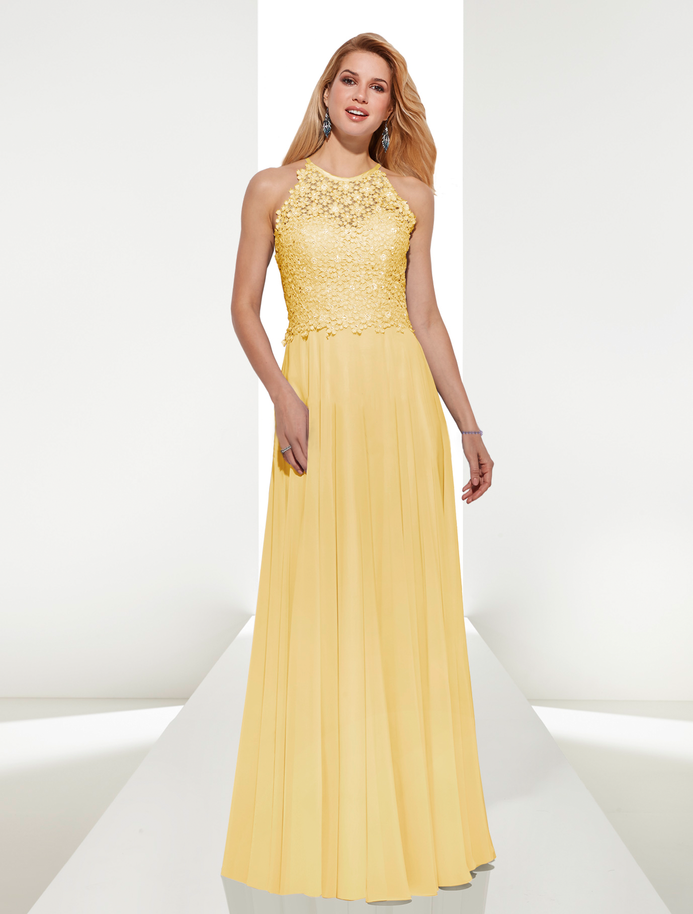 Abendkleid Balea gelb aus Chiffon zu kaufen bei Samyra Fashion Zürich Frau in einem hochgeschlossenen Abendkleid hellblau mit floralem Muster