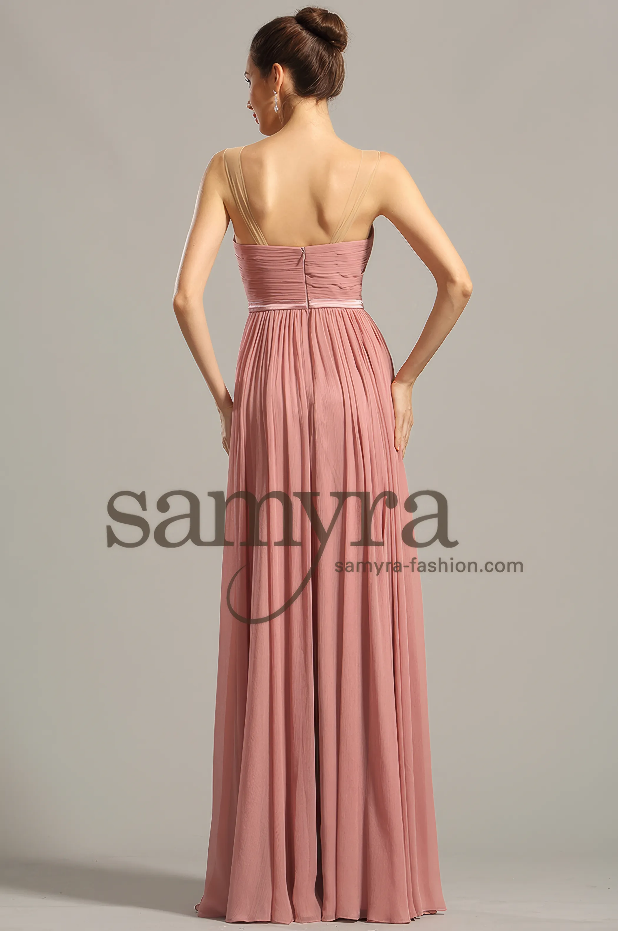 Frau in einem Abendkleid altrosa mit Satin-Gürtel, Rückeanansicht