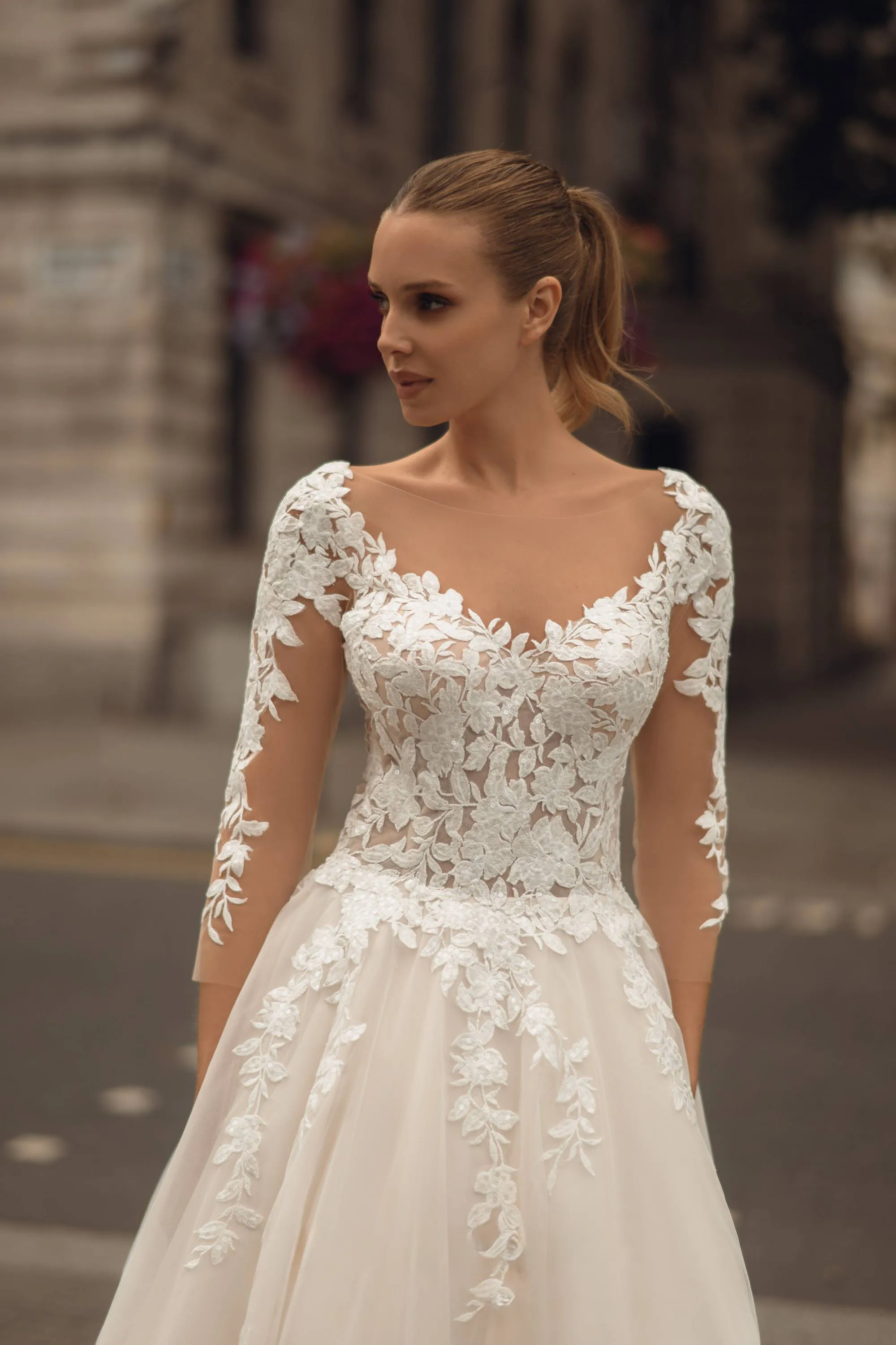 Braut in einem Prinzessinnen-Brautkleid mit langen Ärmeln und verzierter Spitze, Vorderansicht, Close-up