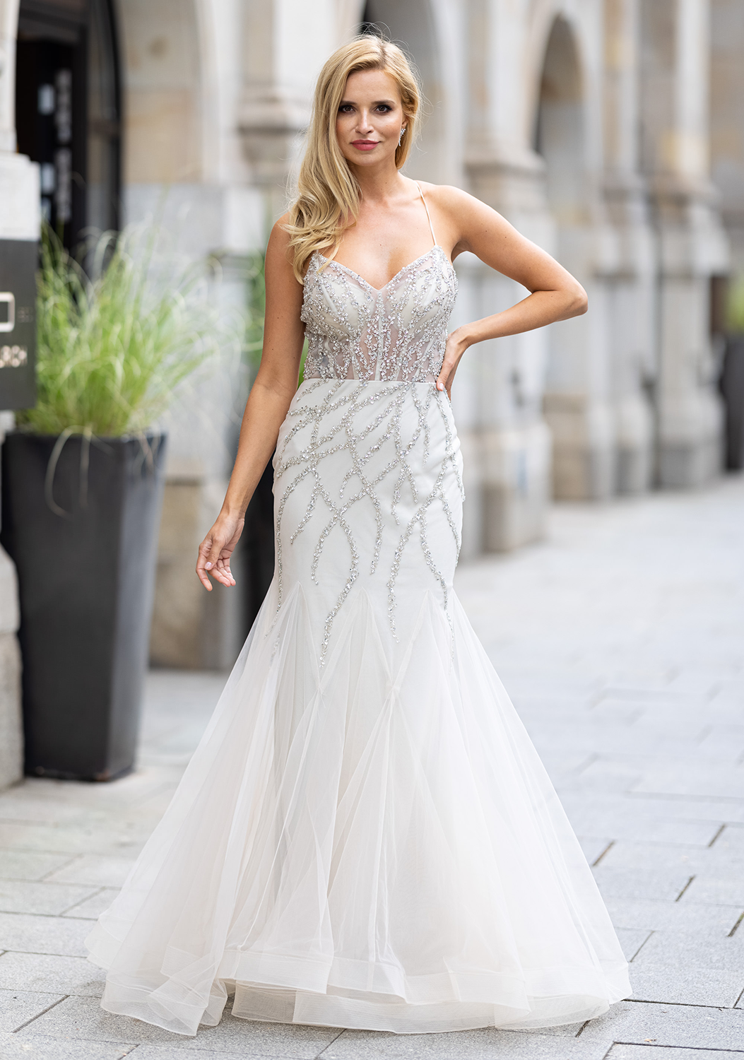 Mermaid-Abendkleid champagnerfarben von Hand verziert Frau in einem Meerjungfrauen-Abendkleid, champagnerfarben, traumhaft verziert