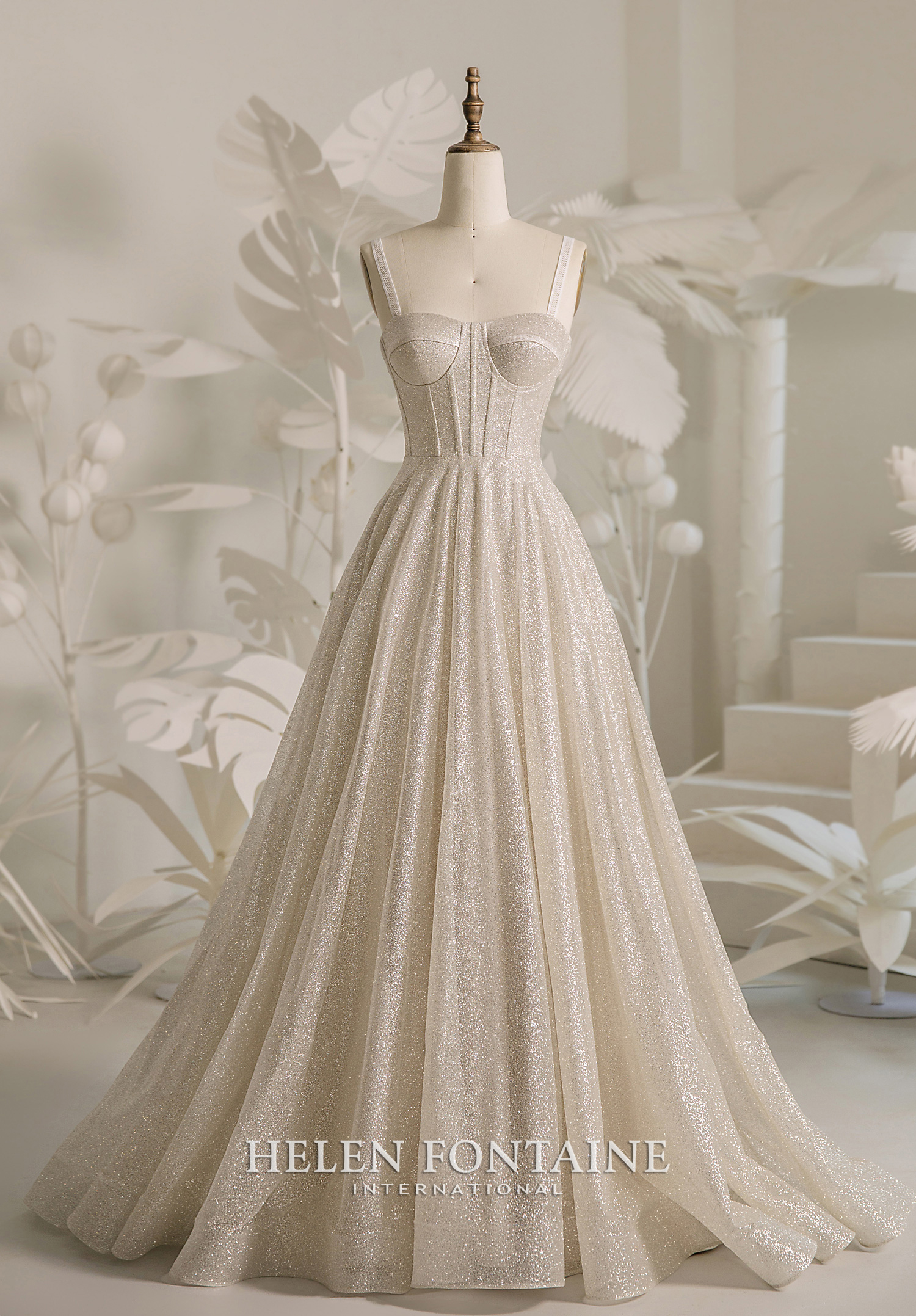 Brautkleid-Glam-aus-Satin-und-Glitzert-ll-sandfarben_1 Brautkleid aus Satin und Glitzertüll sandfarben an einer Schneiderpuppe