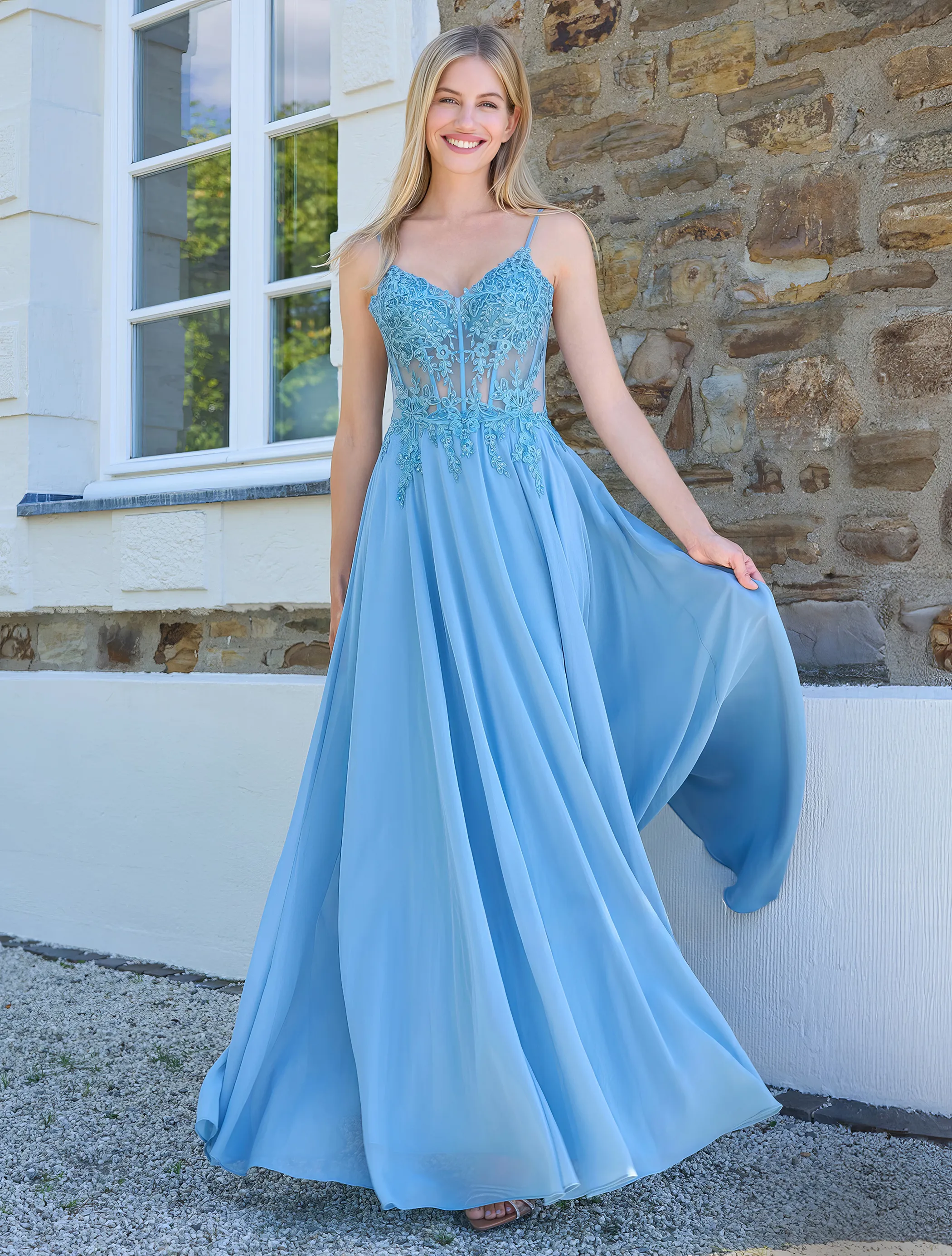 Frau in einem hellblauen Abendkleid/Ballkleid mit Corsagenoberteil und Chiffon-Rock