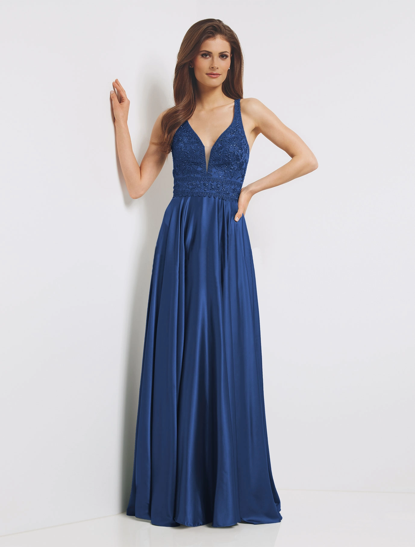 Satin-Abendkleid Livia dunkelblau mit freiem Rücken Frau in einem langen Satin-Abendkleid in der Farbe Dunkelblau