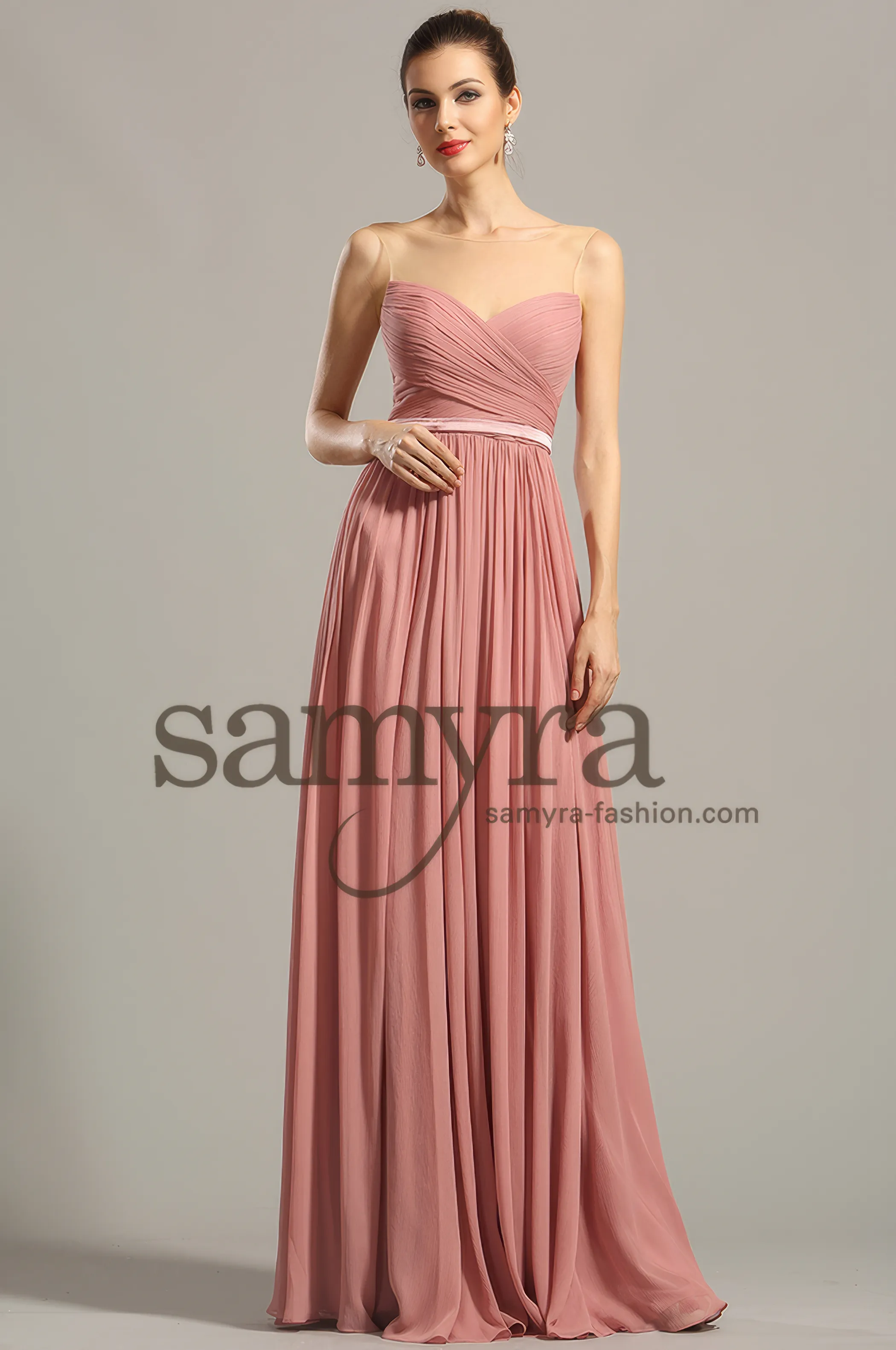 Frau in einem Abendkleid altrosa mit Satin-Gürtel