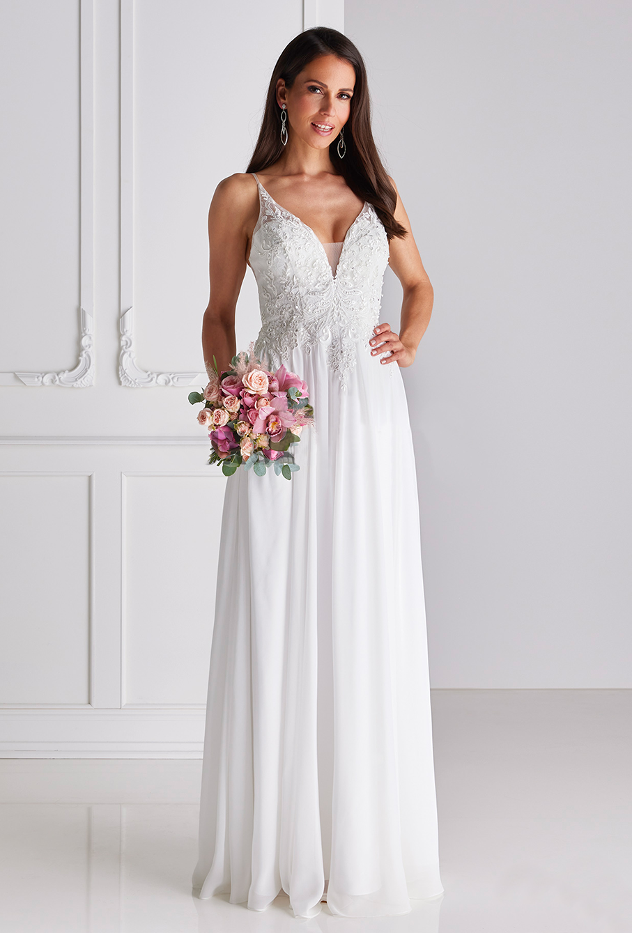 Hochzeitskleid elfenbeinfarben von Luxuar Fashion zu kaufen bei Samyra-Fashion Zürich Braut in einem schlichten, elfenbeinfarbenen Brautkleid von Luxuar Fasion