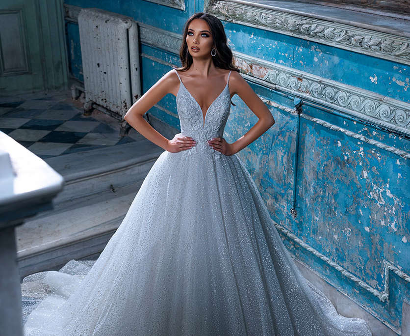 Glitzer-Standesamtkleid mit Tüll und Satin in A-Linie Frau in einem Standesamtkleid aus Glitzertüll und mit tifem V-Ausschnitt