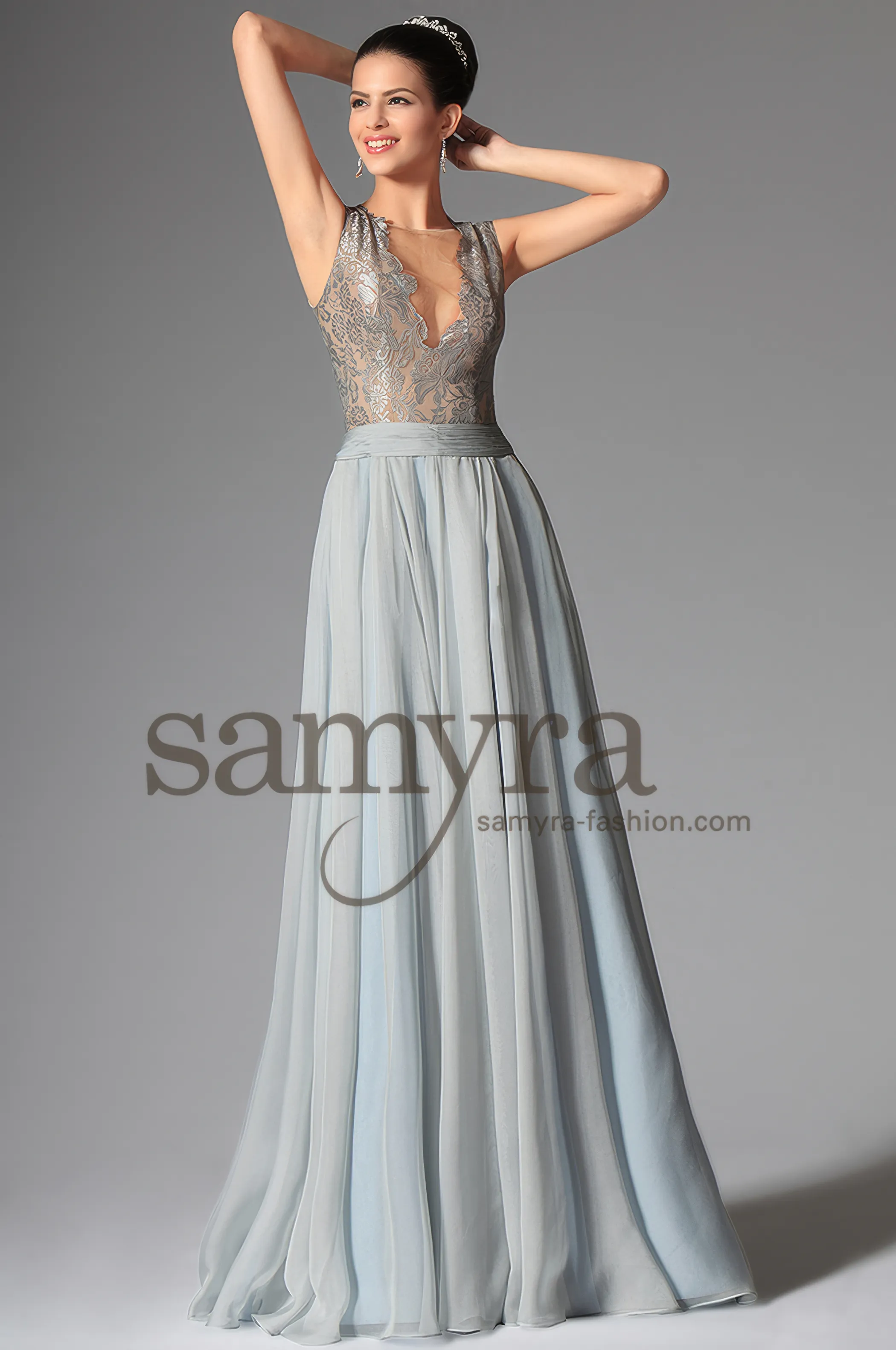 Frau in einem Abendkleid/Ballkleid grau aus Silk-Chiffon und Spitze