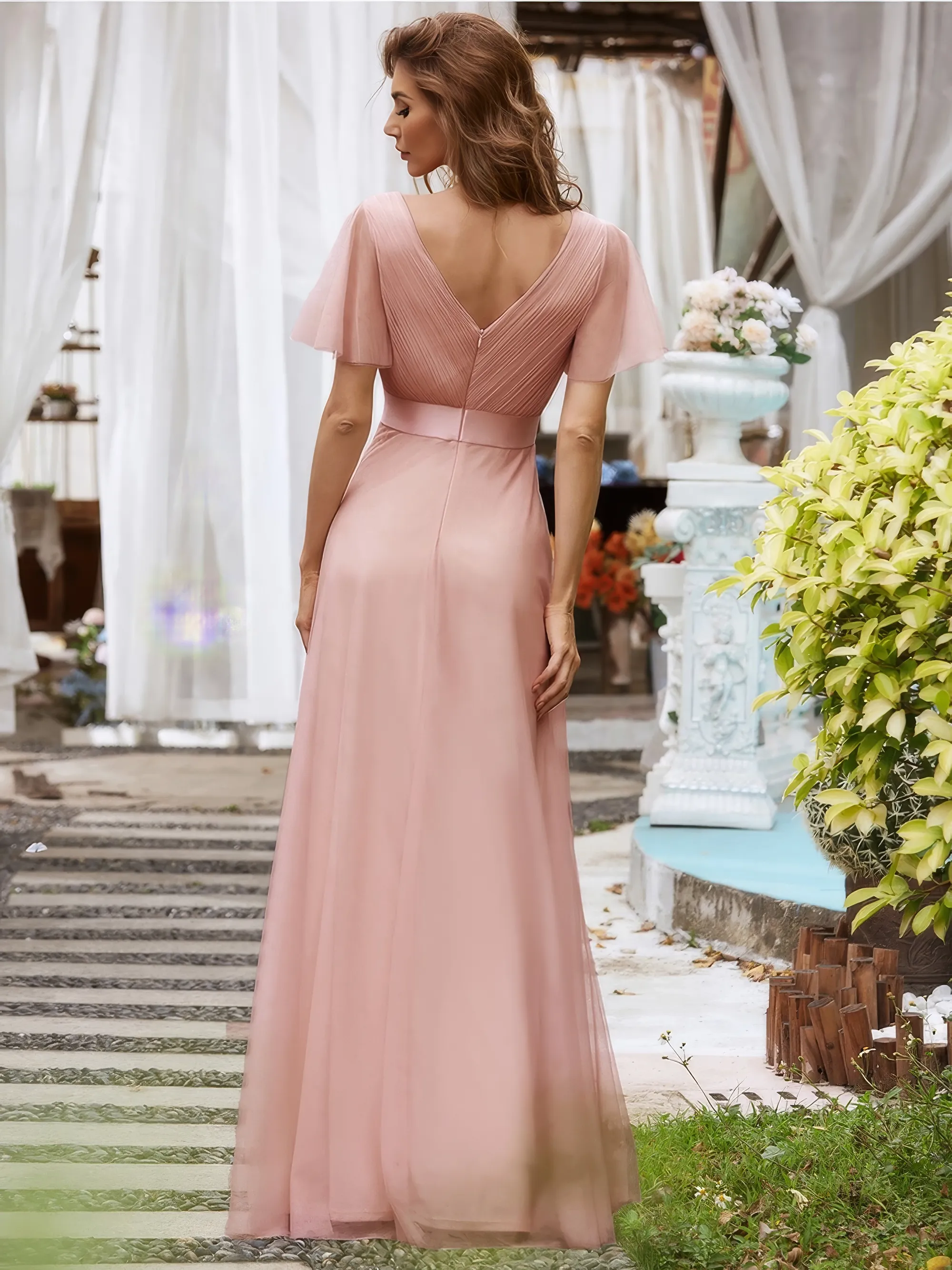 Romantisches rosa Abendkleid mit V Ausschnitt, flatternden Tüllärmeln und Satinband Taille, ideal für Brautjungfern, Trauzeuginnen oder Hochzeitsgäste, Rückenansicht