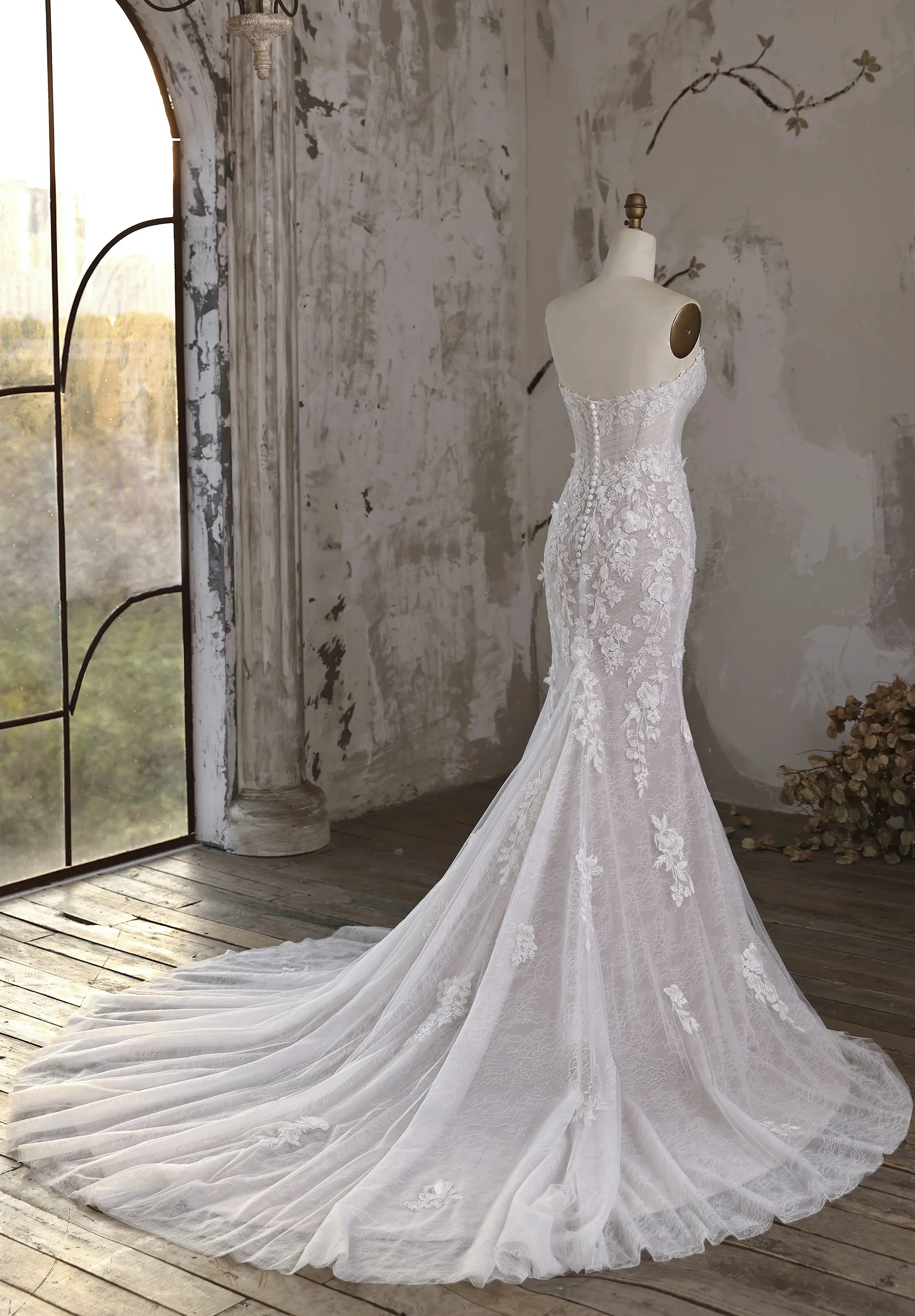 Figurbetontes Brautkleid mit Spitze im Fit and Flare Stil an einer Schneiderpuppe, Rückenansicht