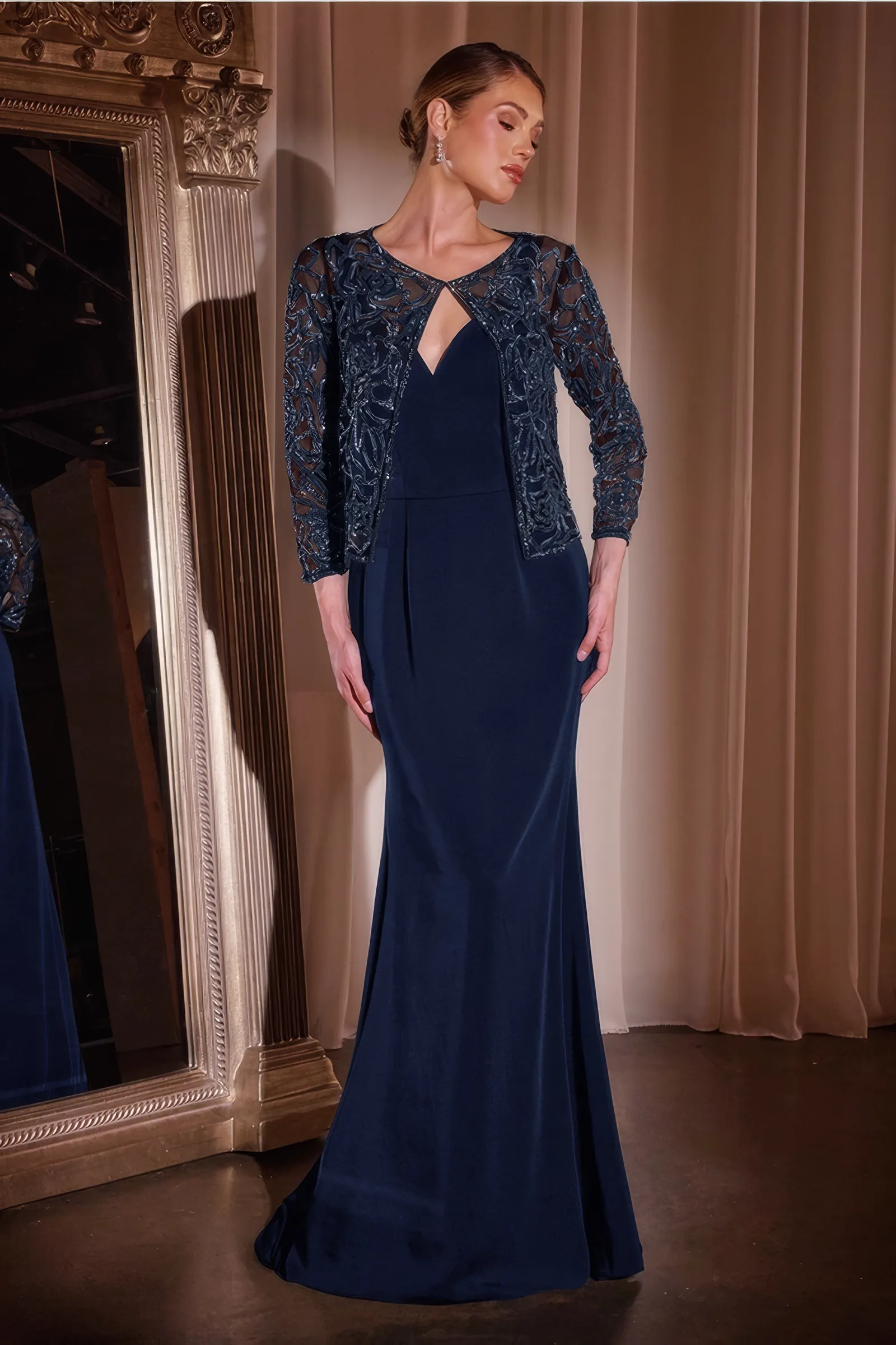 Zweiteiliges langes Abendkleid in Marineblau – figurbetontes Meerjungfrau-Crepe-Kleid mit V-Ausschnitt und abnehmbarer Jacke mit langen Transparentärmeln und floraler Kristall-Paillettenstickerei – elegant für Brautmutter, Gala oder Firmenanlass.