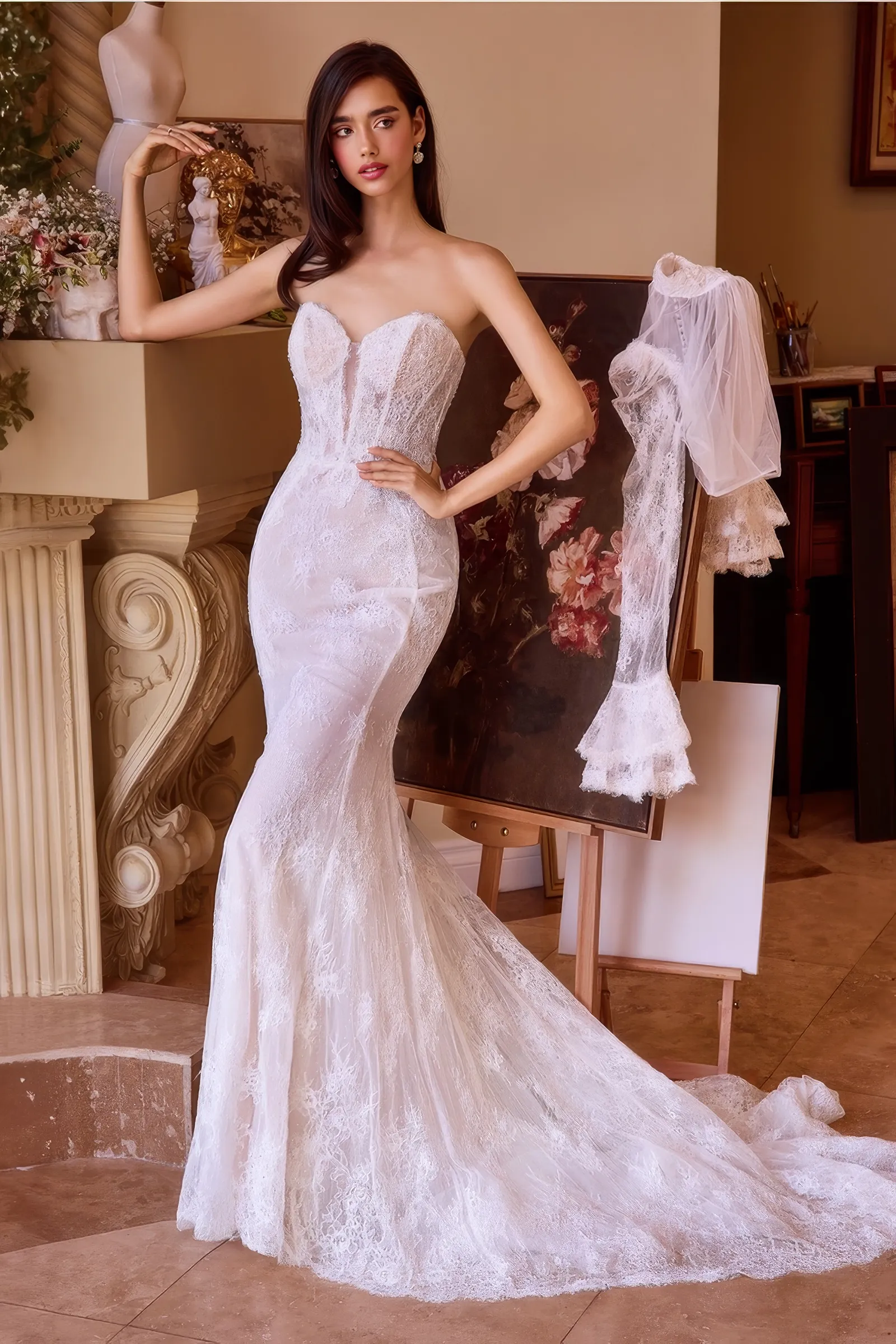 Figurbetontes Brautkleid in Off-White aus floraler Spitze, trägerlos mit Sweetheart-Ausschnitt und strukturiertem Korsett-Mieder – Grundkleid ohne Spitzenjacke getragen, mit langer Schleppe im Fit & Flare-Schnitt.