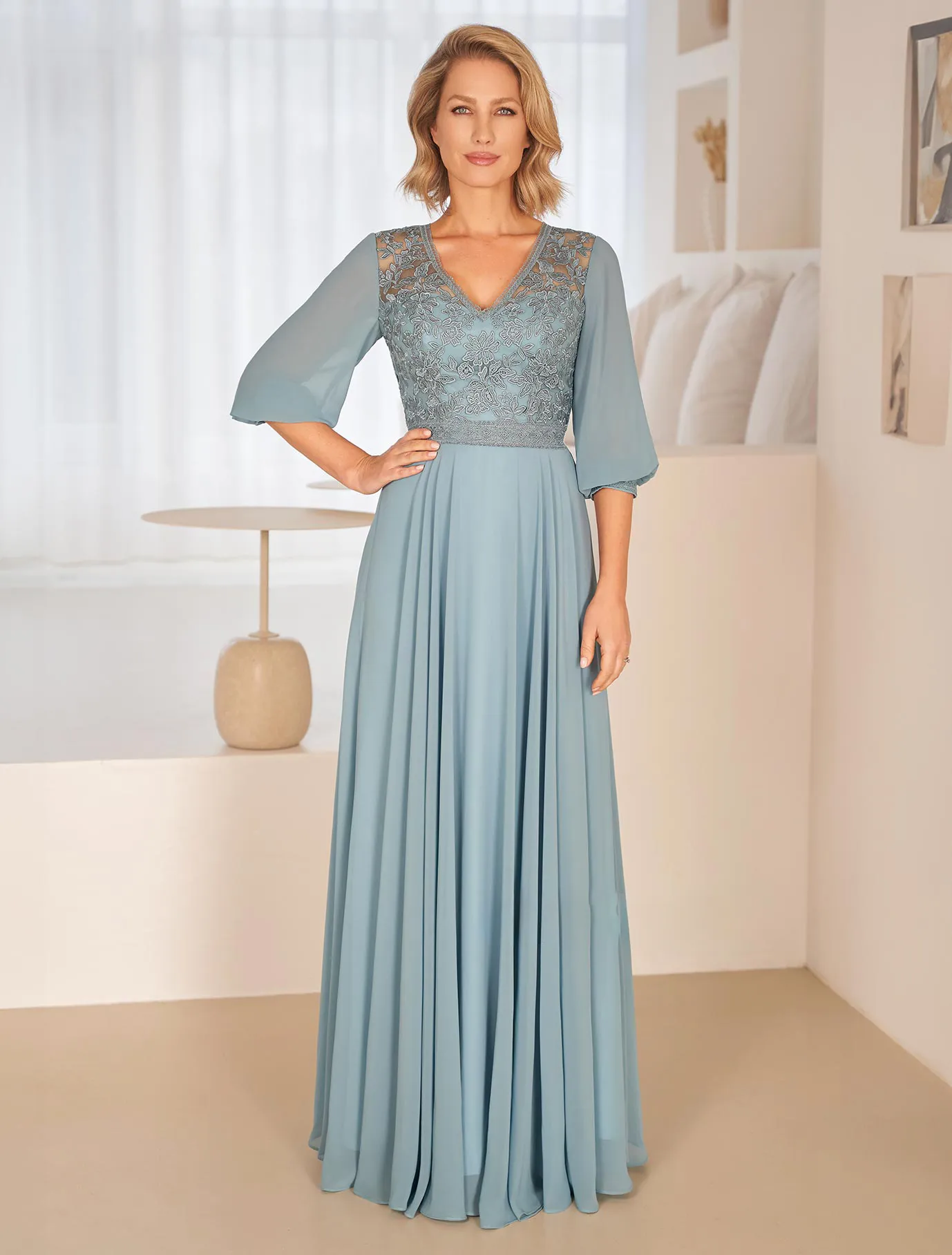 Abendkleid Leatrix mit Chiffon-Ärmeln und verziertem Oberteil, Vorderansicht Frau in einem rauchgrünen Abendkleid mit Chiffon-Ärmeln und verziertem Oberteil, Vorderansicht