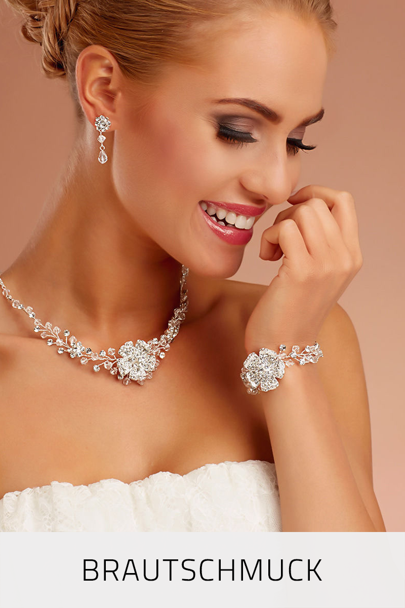 Frau mit versilbertem Brautschmuck bestehend aus Halskette, Ohrringen und Armband
