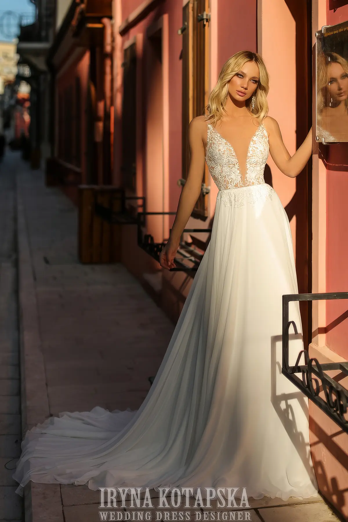 Brautkleid Elira mit Spitze und Tüll-Rock Frau in einem luftigen Brautkleid mit Spitzenoberteil und Tüll-Rock