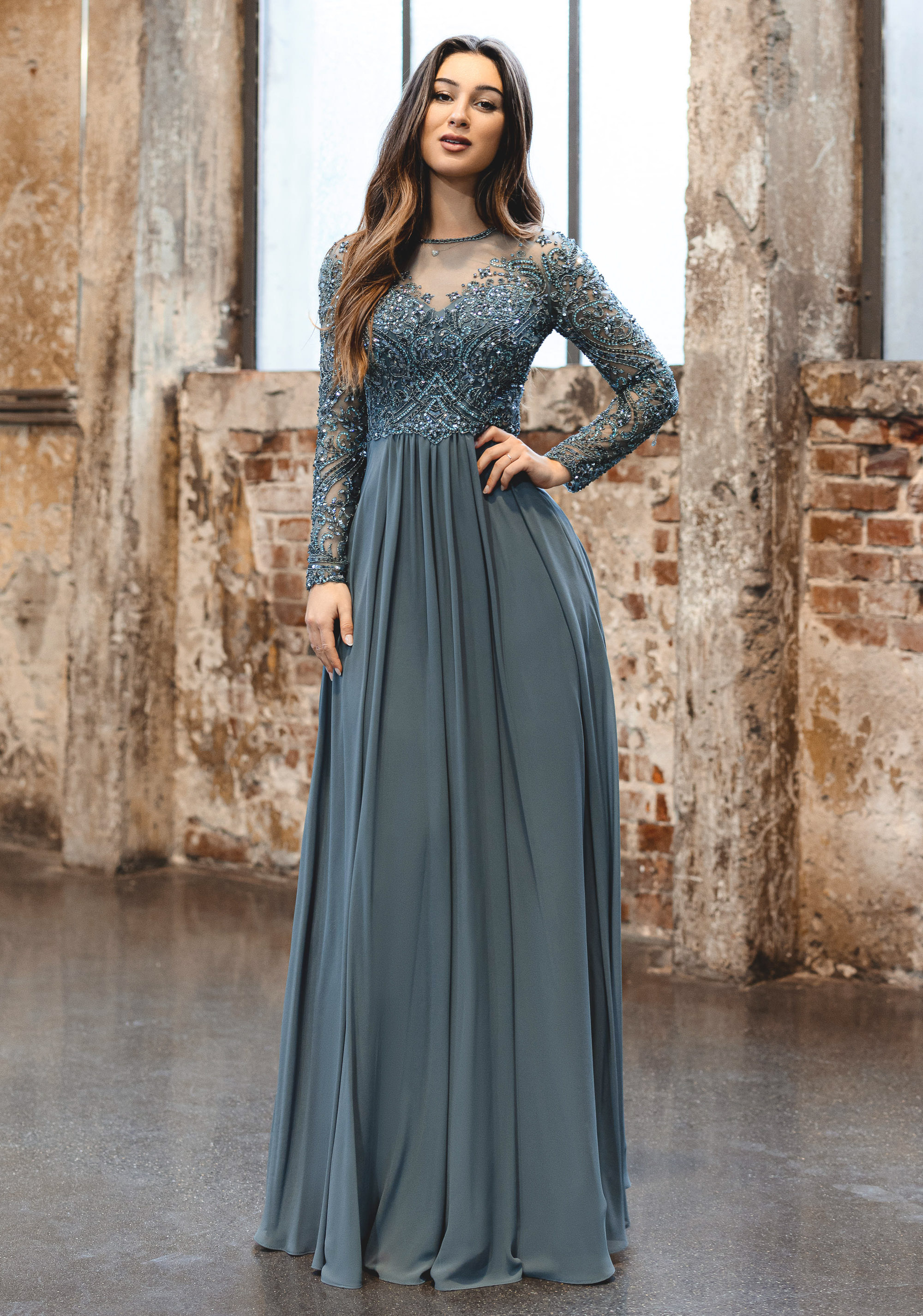 abendkleid-mit-langen-armeln-und-spitzenapplikationen-in-moonlight-jade_1 Abendkleid Caia (Moonlight Jade)