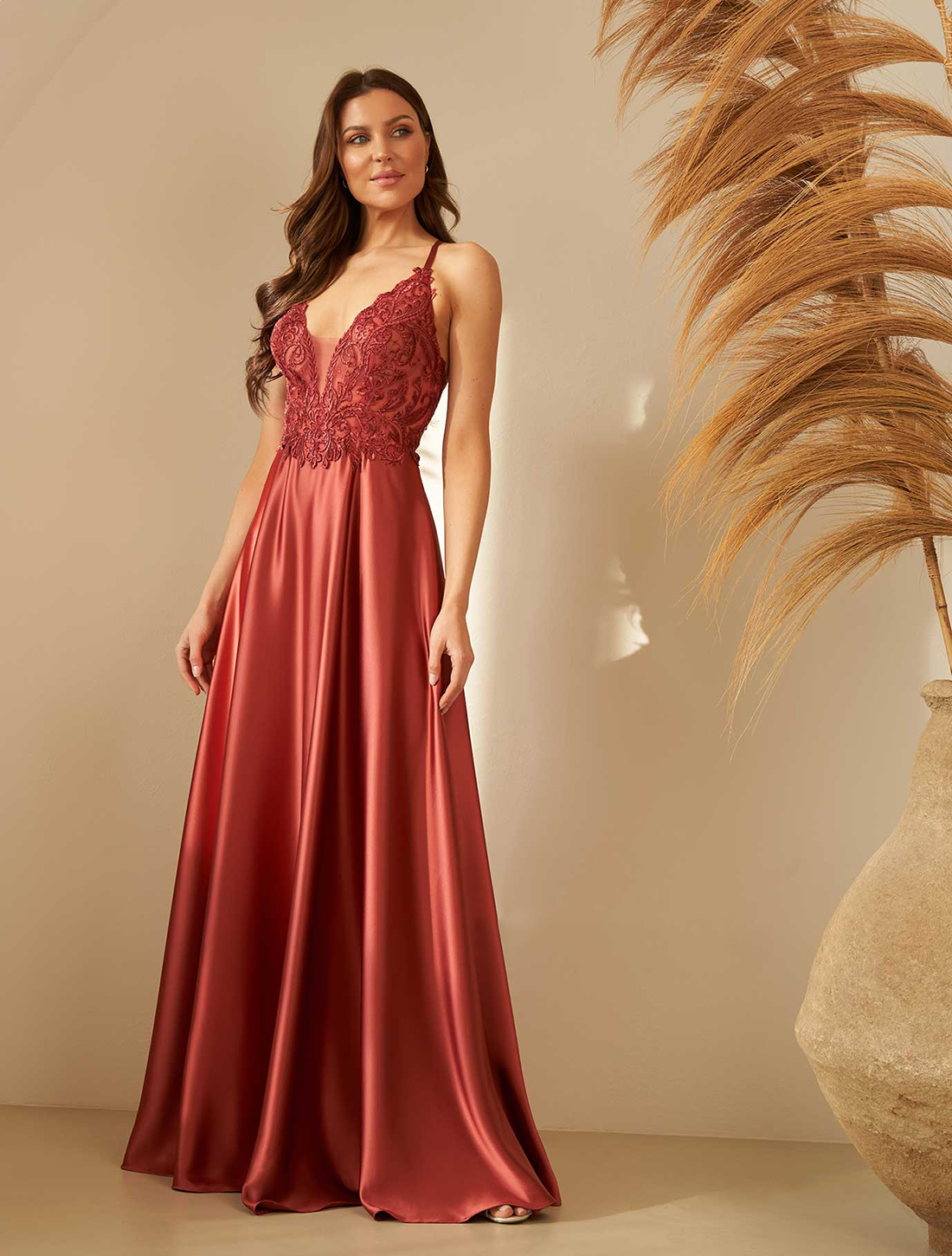 Satin-Abendkleid Isis kaminrot mit Spitzenoberteil, Frontansicht Frau in einem Satin-Abendkleid Isis kaminrot mit Spitzenoberteil, Frontansicht