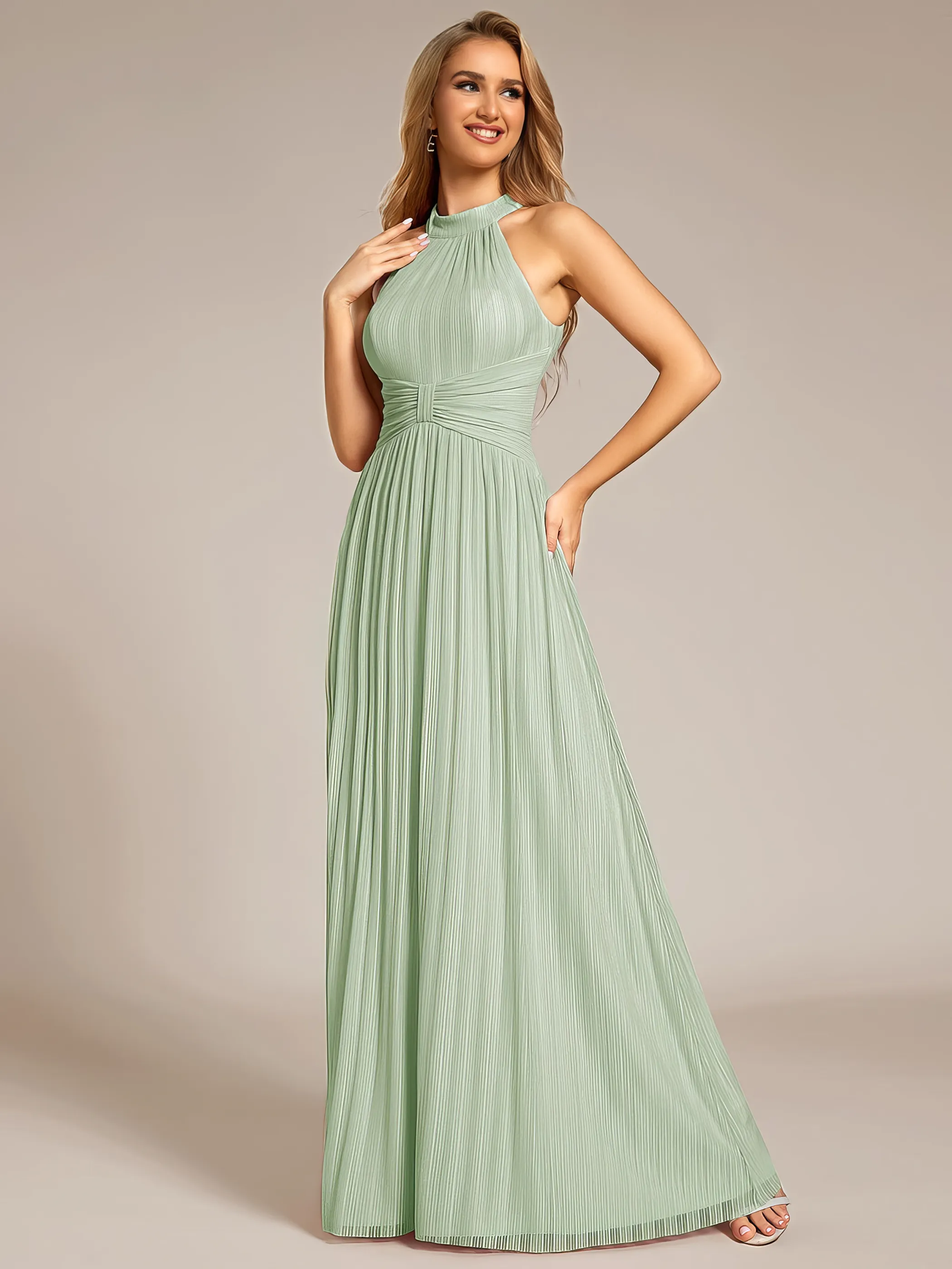 Frau in einem Abendkleid aus glitzerndem plissiertem Stoff in der Farbe Minzgrün, Bild 3