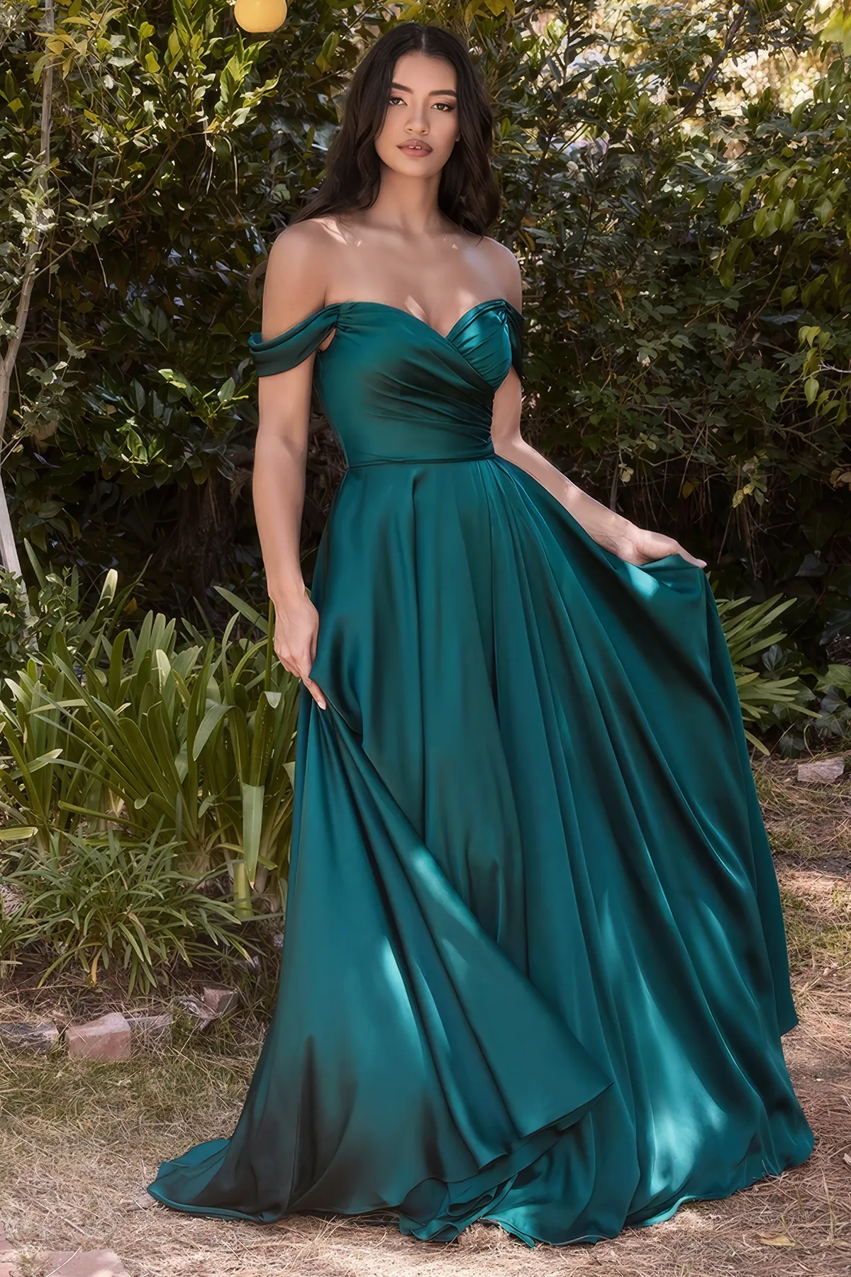Abendkleid aus Satin und mit Beinschlitz in der Farbe Smaragdgrün Frau in einem trägerlosen Abendkleid aus Satin und mit Beinschlitz in der Farbe Smaragdgrün