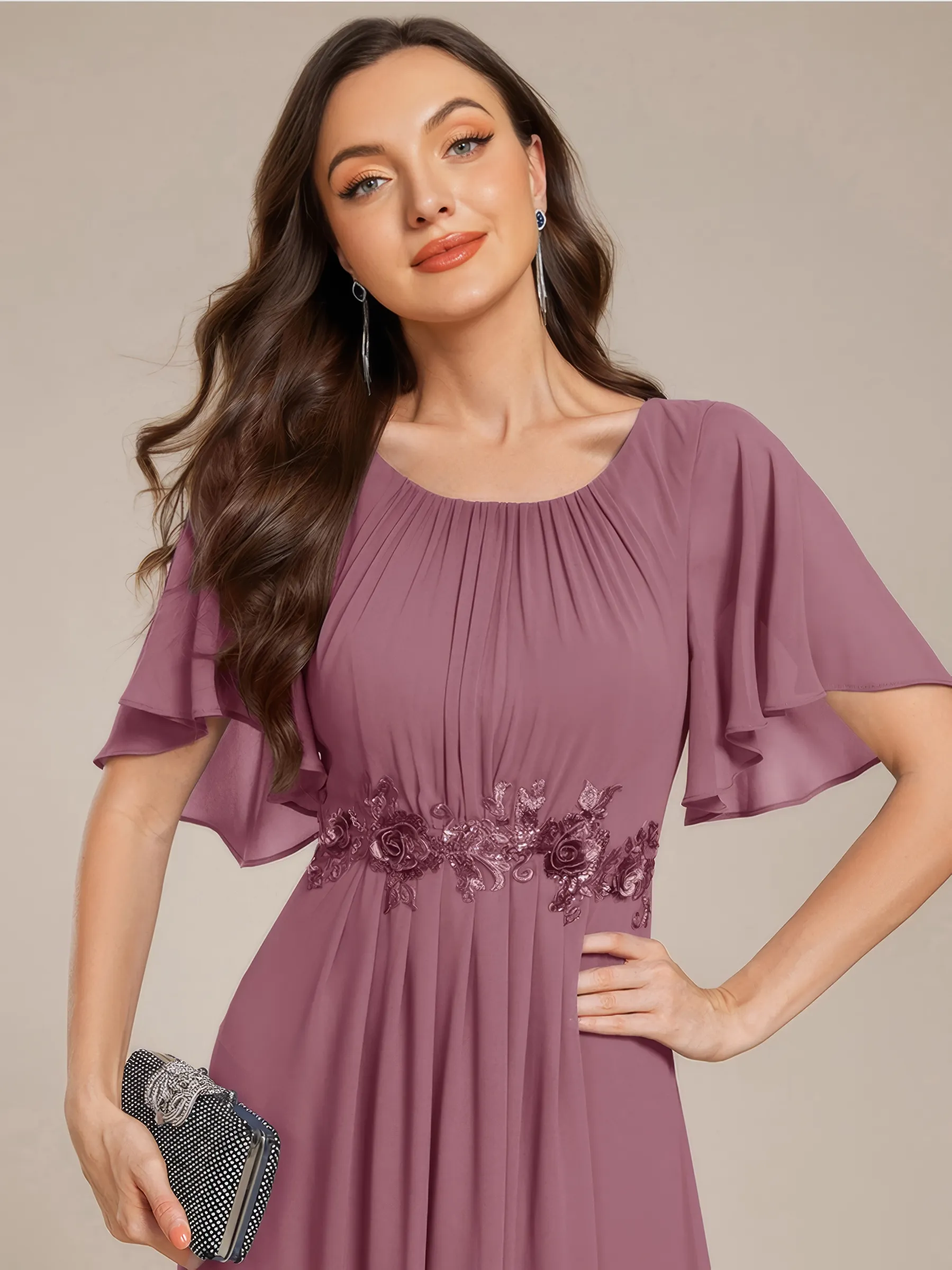 Detailansicht Oberteil – Abendkleid in Mauve-Rosa mit Rundhalsausschnitt, Raffung, Fledermausärmeln und paillettenbesticktem Blumen-Taillenband aus Chiffon.
