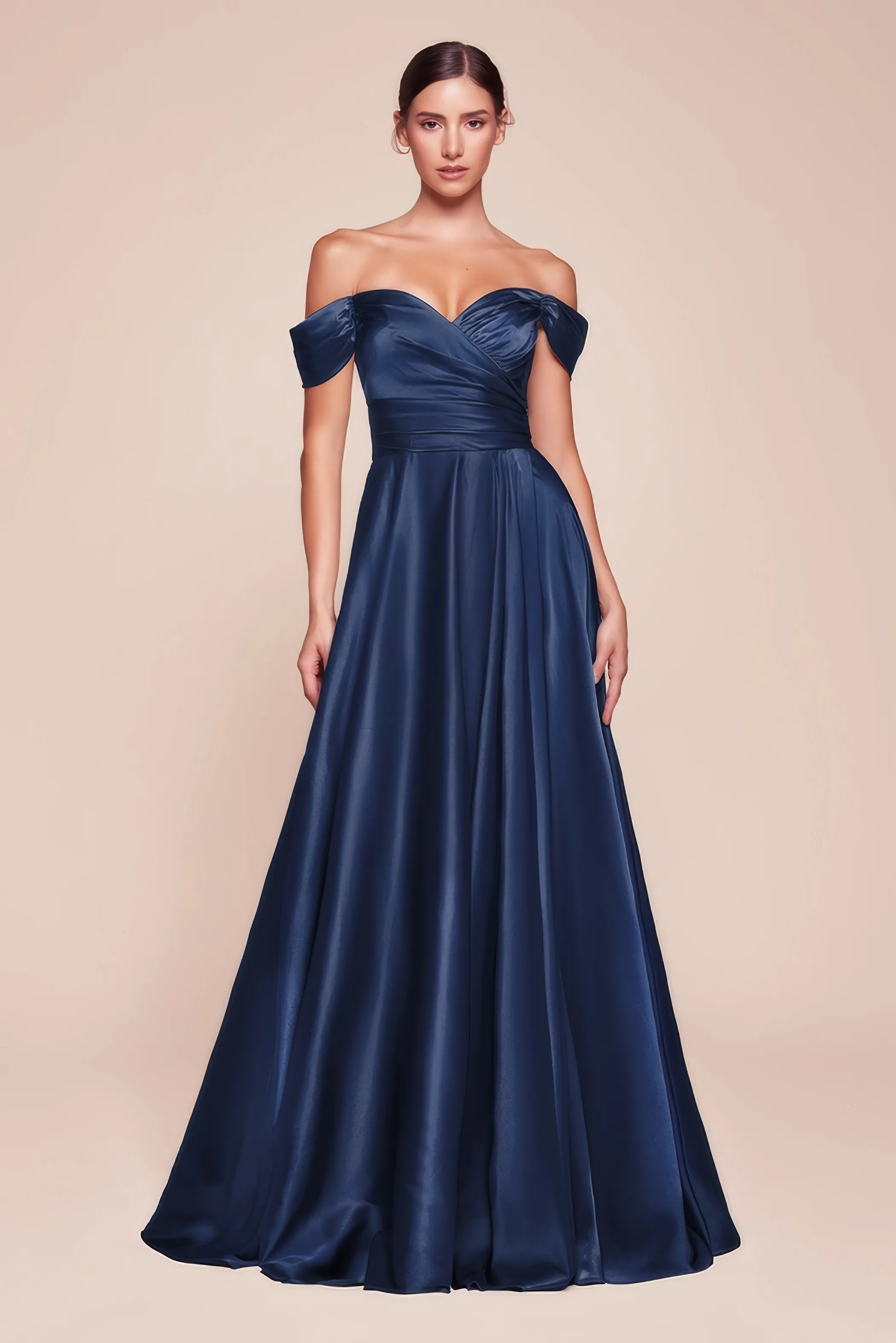 Frau in einem trägerlosen Abendkleid aus Satin und mit Beinschlitz in der Farbe Navy Blau