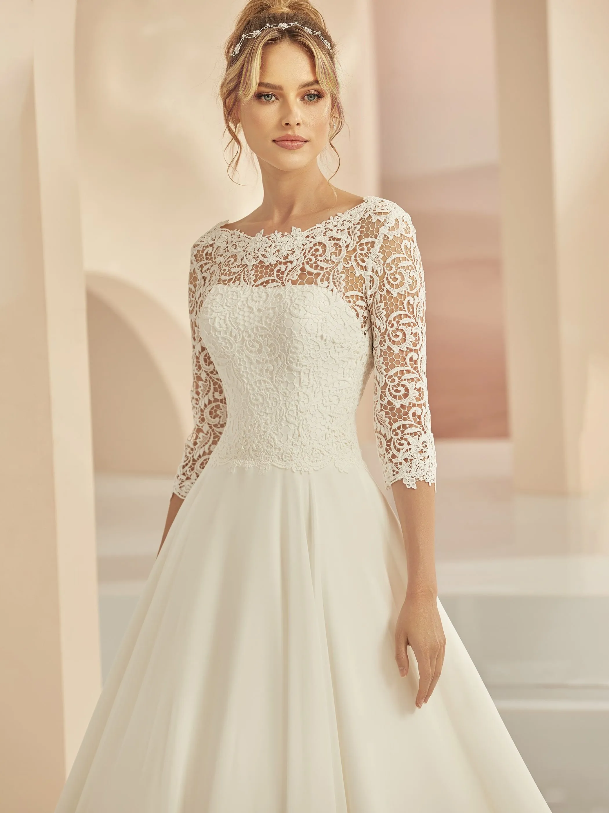 Schlichtes Brautkleid von Bianco Evento mit langen Ärmeln Braut in einem schlichten Hochzeitskleid mit langen Ärmeln